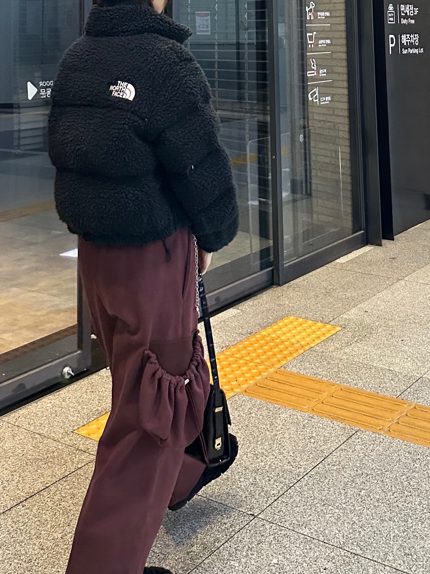 (W) The North Face Sherpa Nuptse Jacket Black 착용 스타일 - 4
