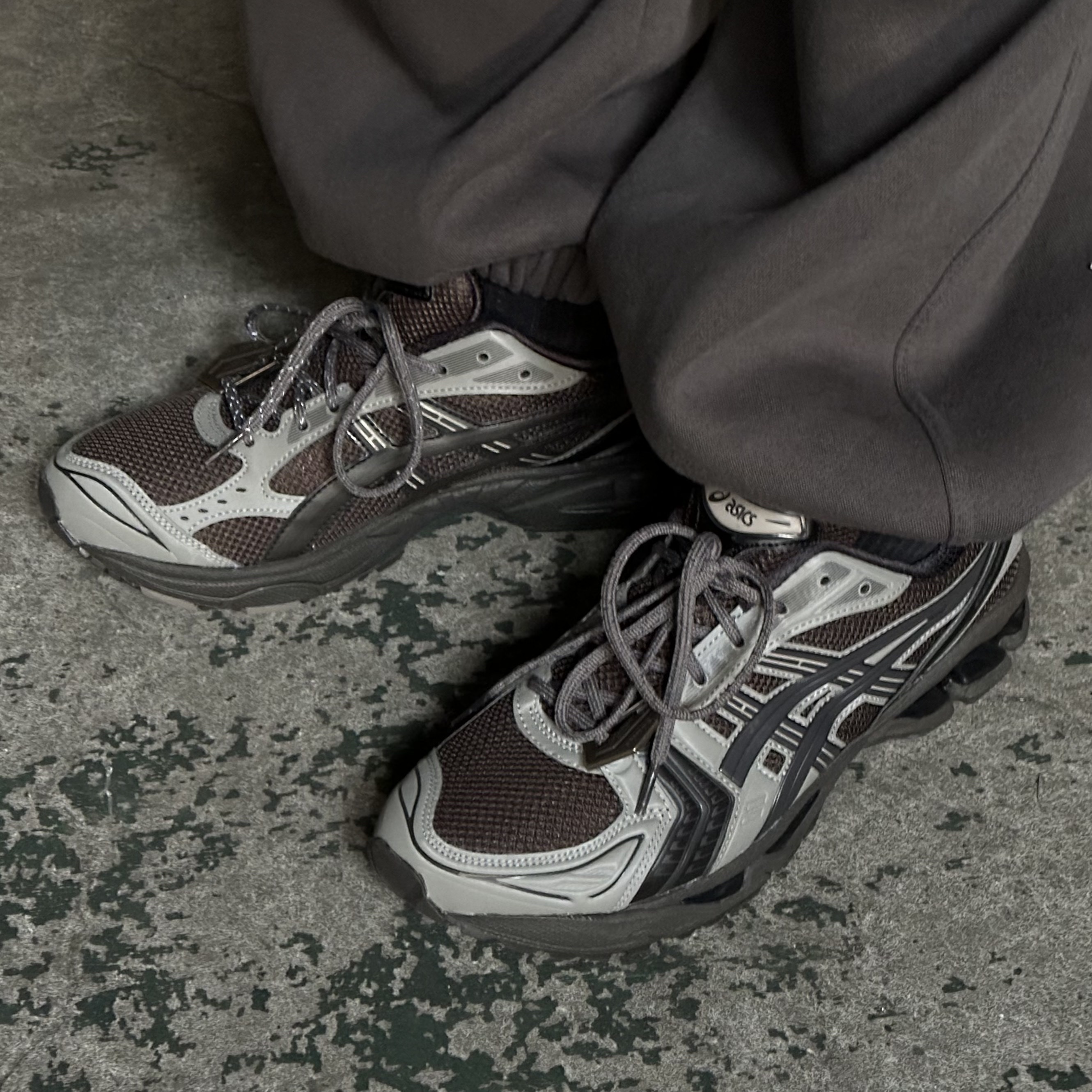 Asics x Atmos x Undermycar Gel-Kayano 14 Pepper Black, Undermycar Mu.03 Anti Fxxking Logo Play Oversized Sweat Jogger Olive 착용 스타일
