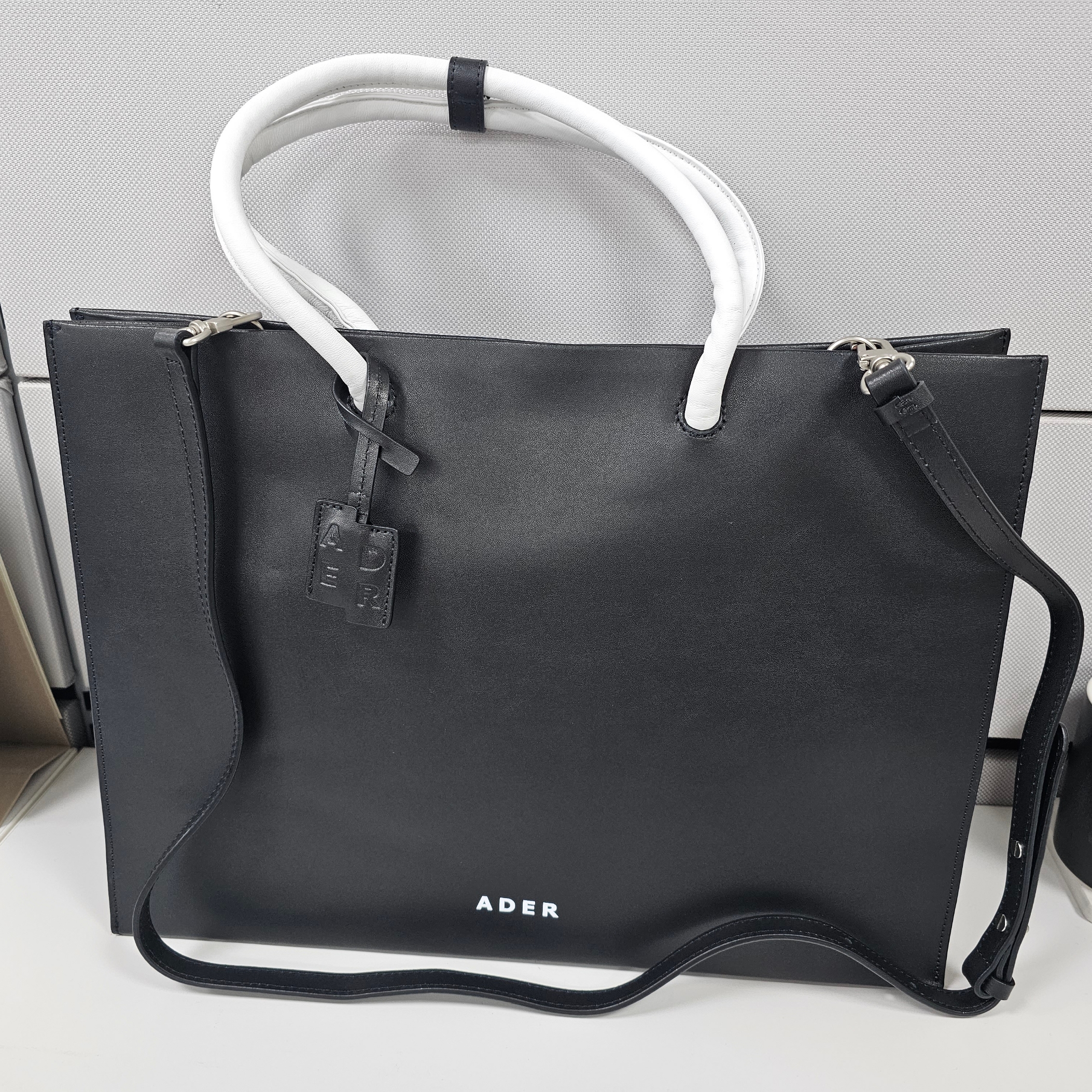 Ader Error Wide Shopper Bag Noir 착용 스타일