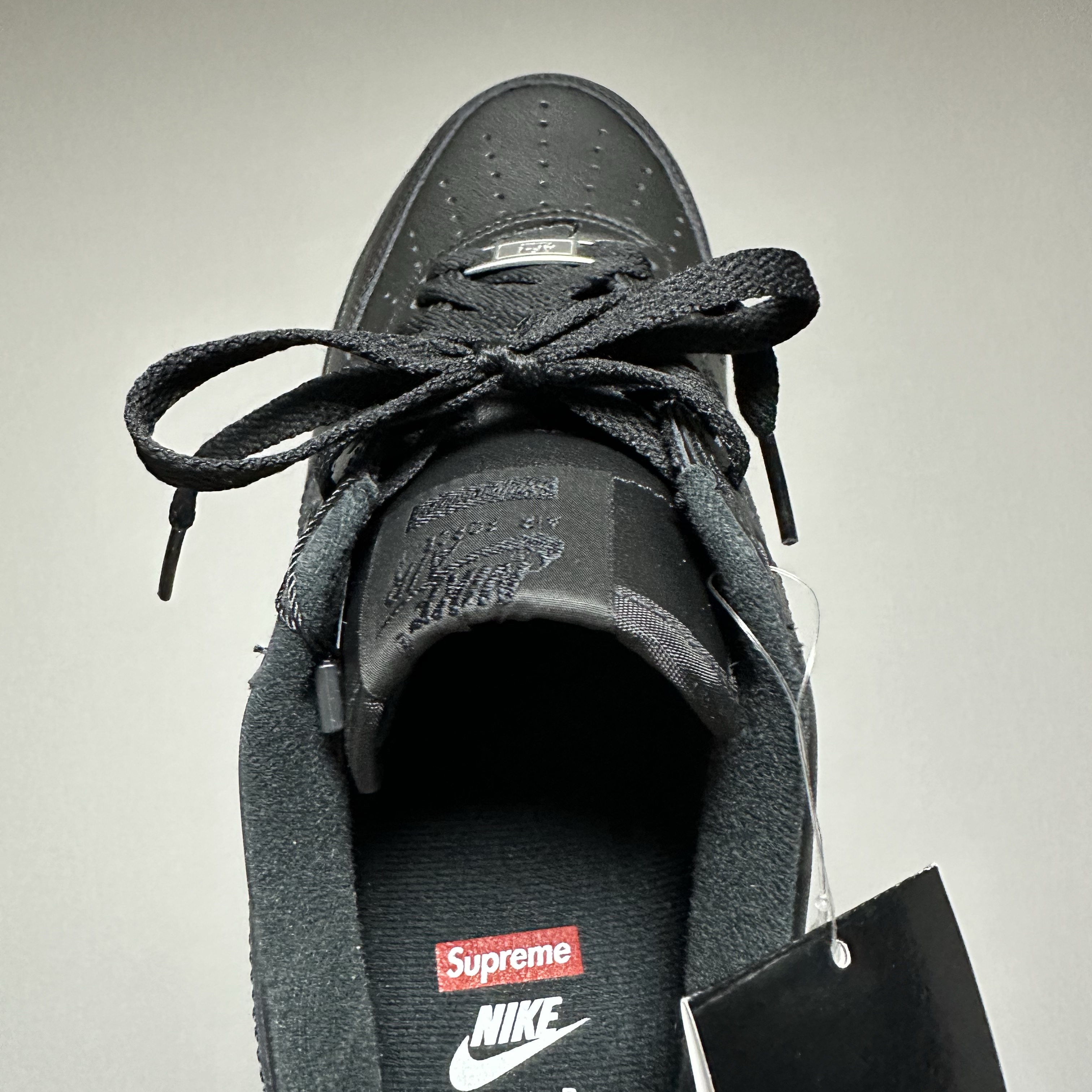 Nike x Supreme Air Force 1 Low Black 착용 스타일 - 3