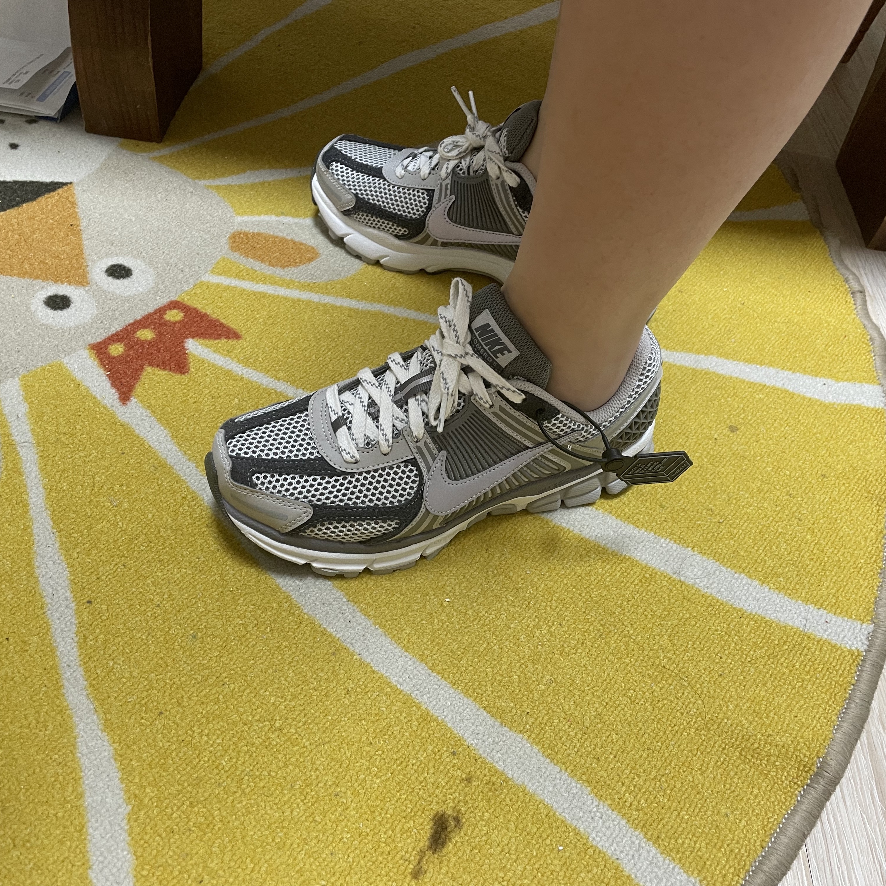 (W) Nike Zoom Vomero 5 Cobblestone and Flat Pewter 착용 스타일 - 3