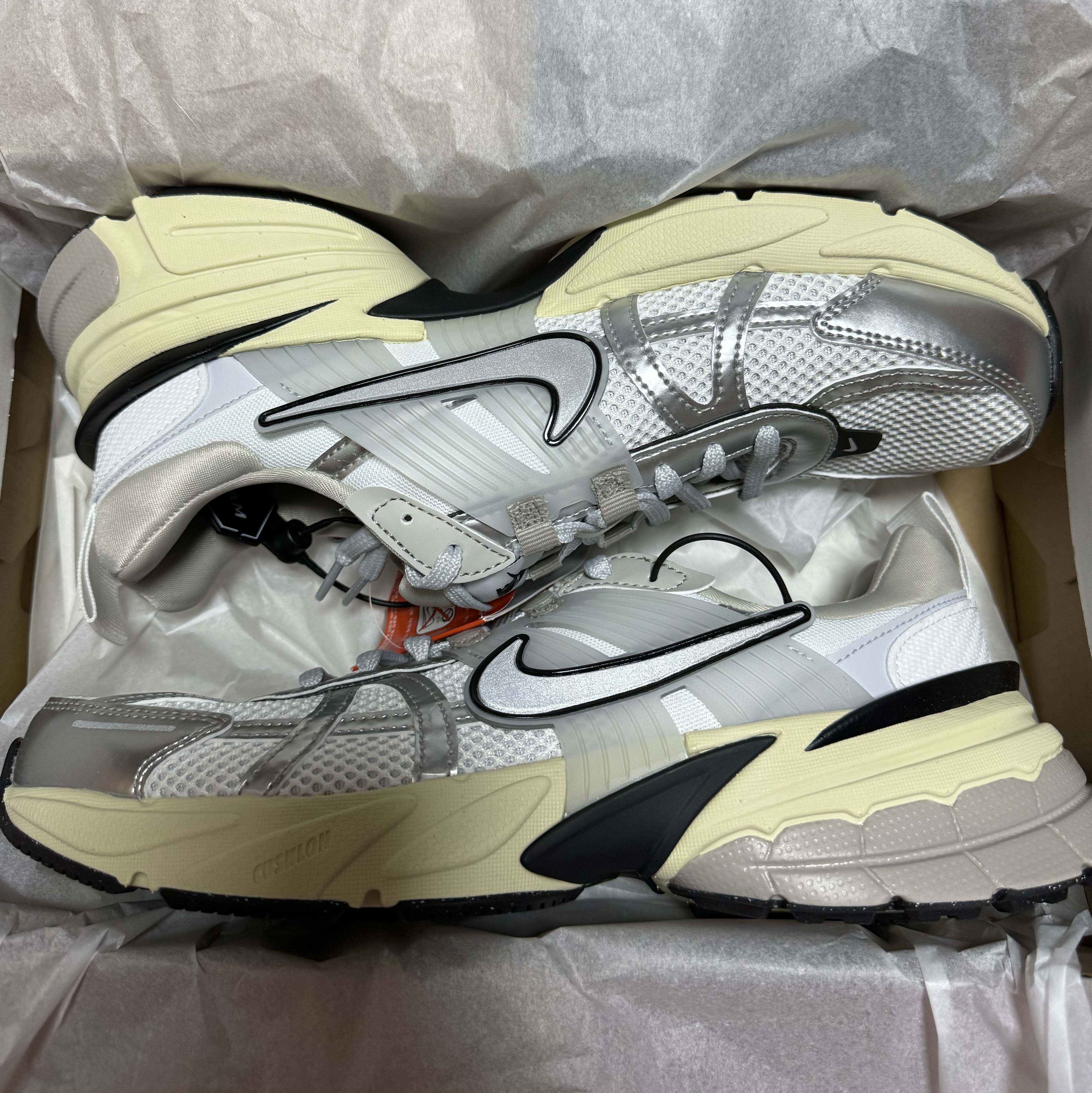 Nike V2K Run Summit White Metallic Silver 착용 스타일