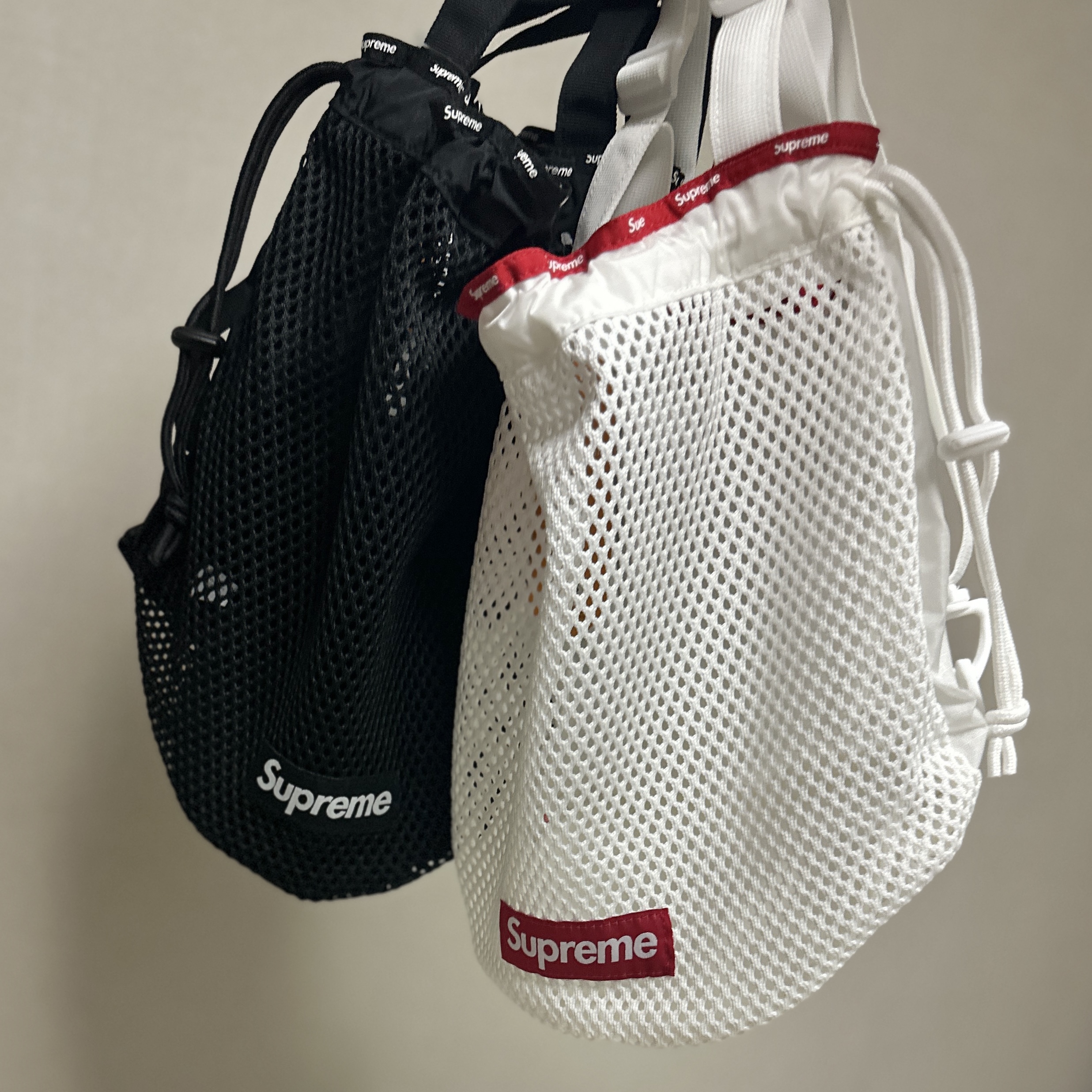 Supreme Mesh Small Backpack White - 23SS, Supreme Mesh Small Backpack Black - 23SS 착용 스타일