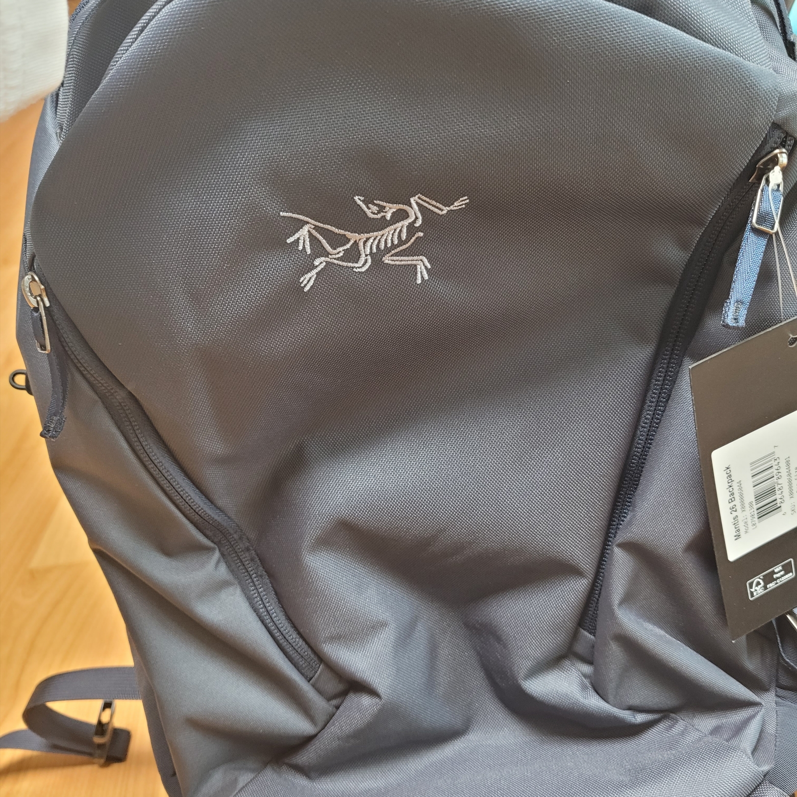 Arc'teryx Mantis 26 Backpack Black sapphire 착용 스타일