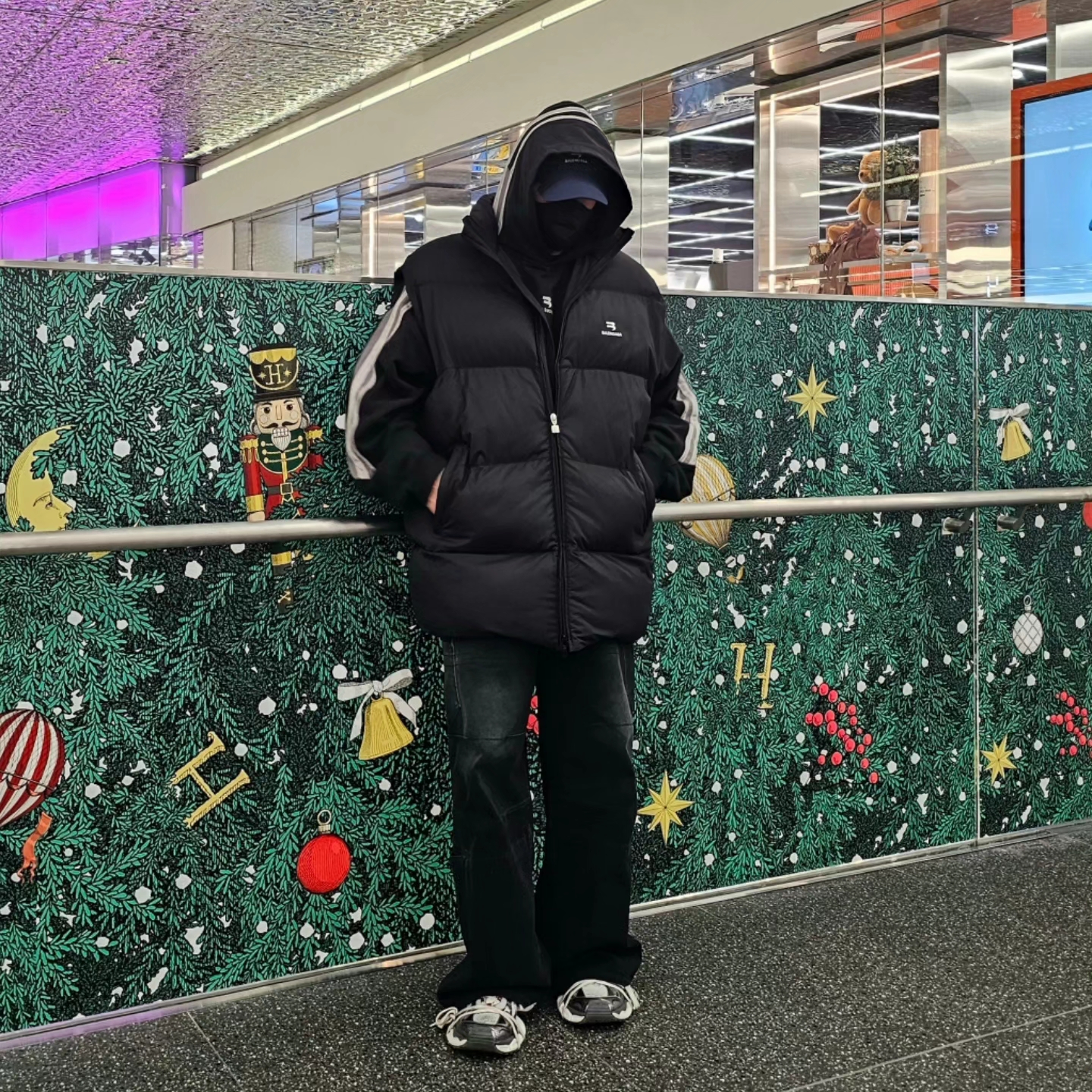 Balenciaga Sporty B Cosy Puffer Gilet Black, Balenciaga 3XL Mule Grey White Red 착용 스타일 - 3