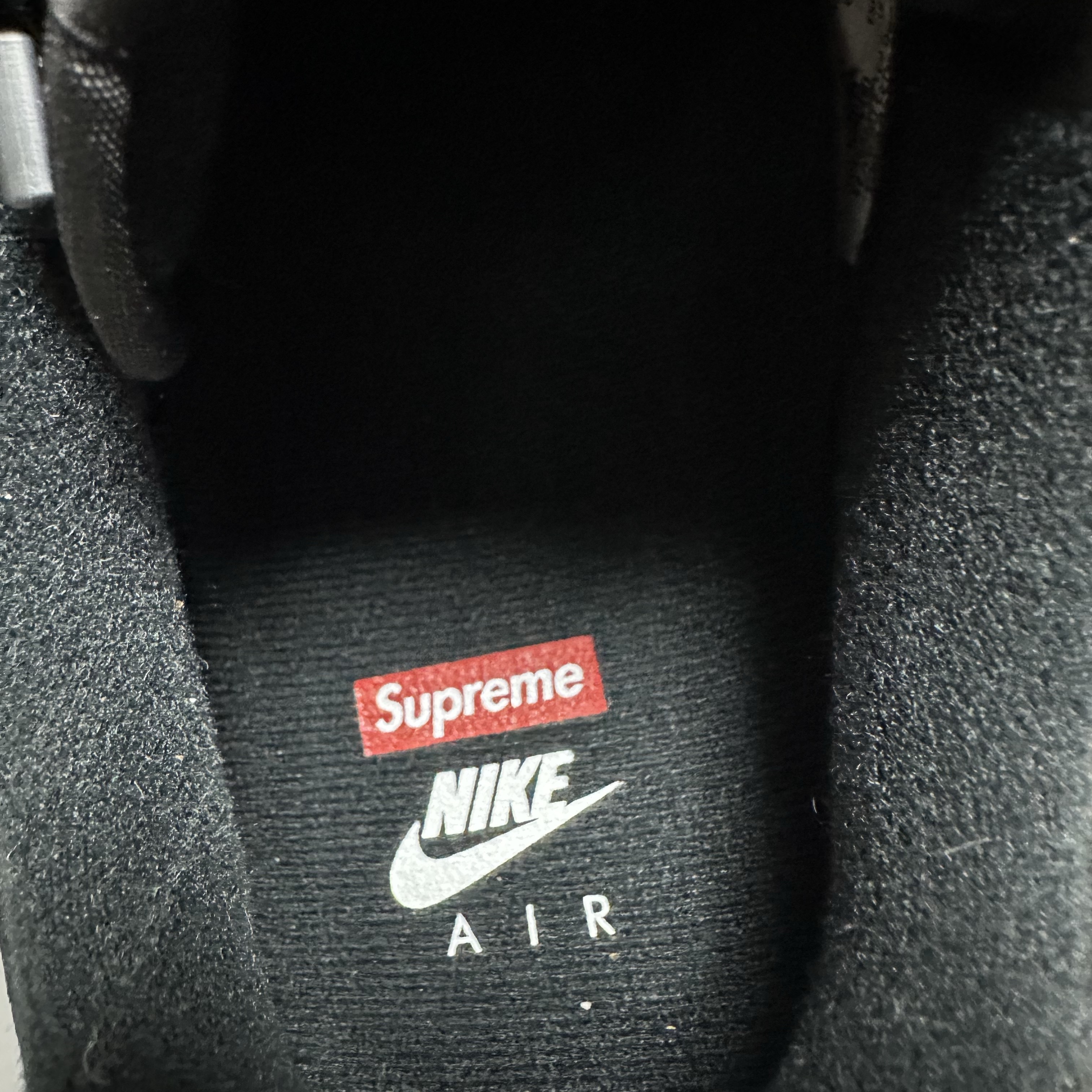 Nike x Supreme Air Force 1 Low Black 착용 스타일 - 6