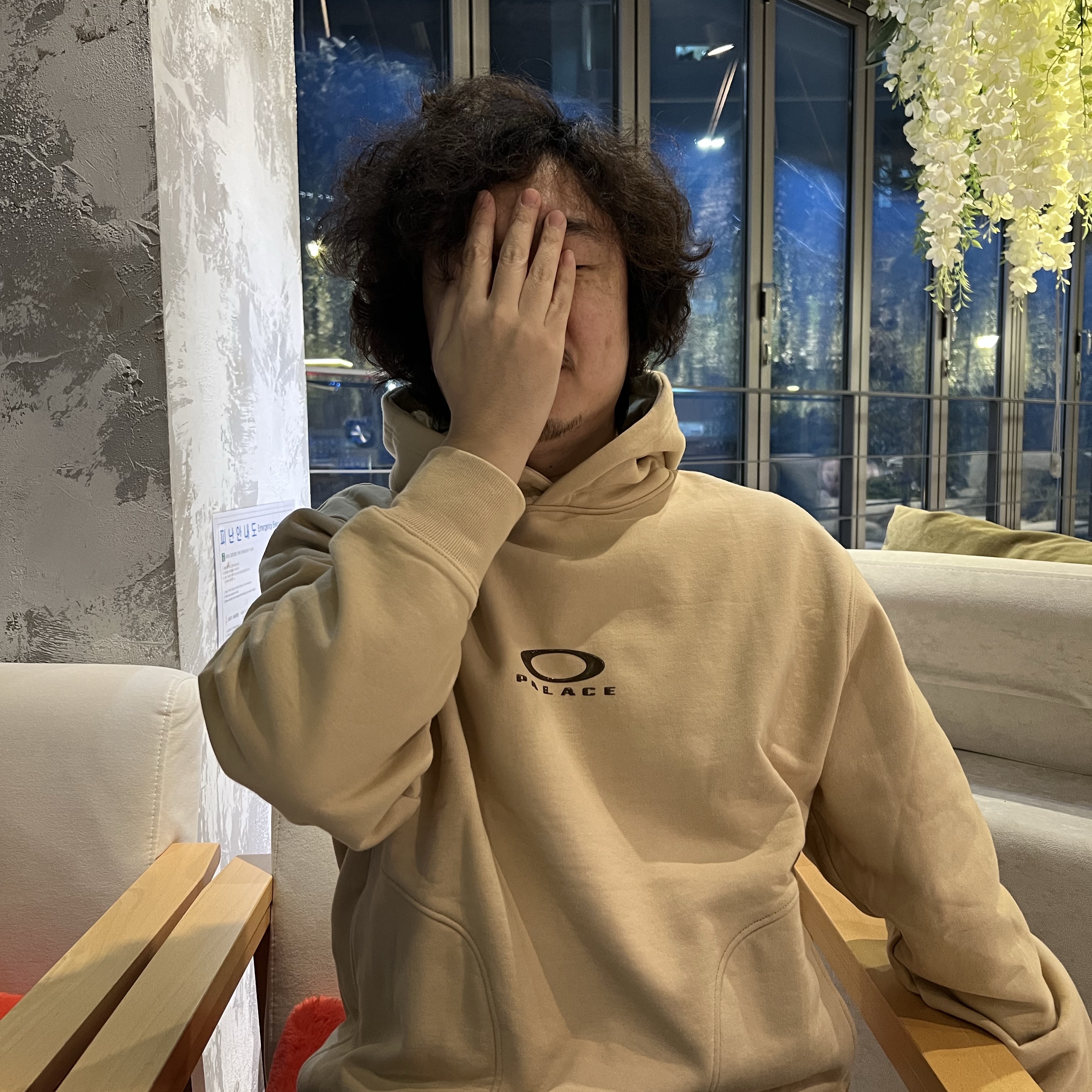 Palace x Oakley Hood Sand - 23SS 착용 스타일 - 2