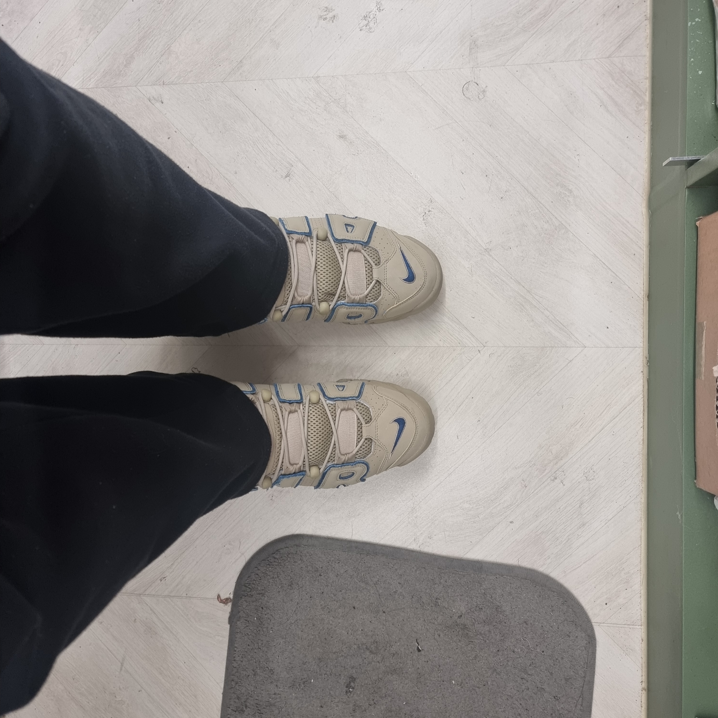 Nike Air More Uptempo Limestone and Valerian Blue 착용 스타일 - 1