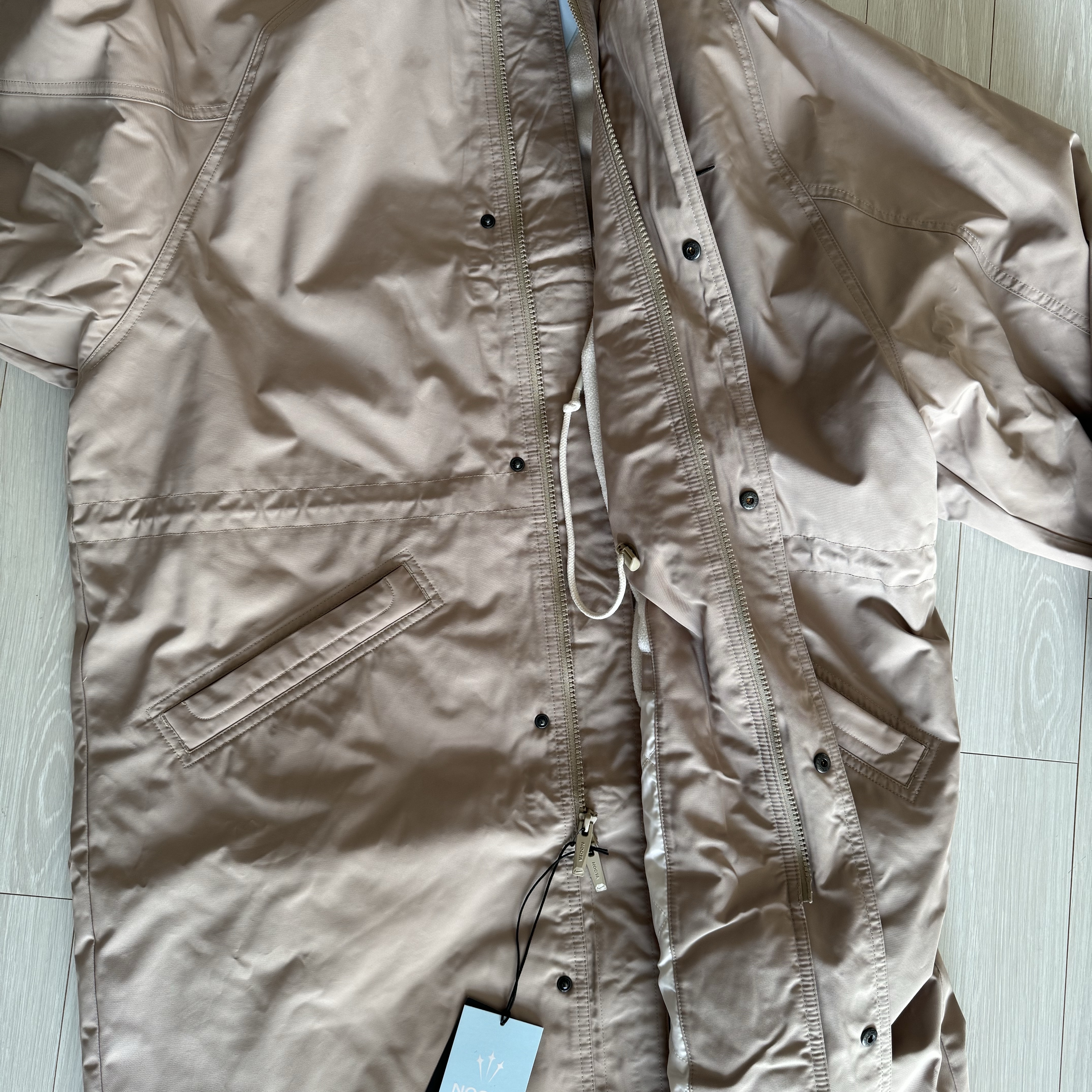 Nike x Drake Nocta Basketball Sideline Jacket Khaki (DV3647-248) 착용 스타일 - 2