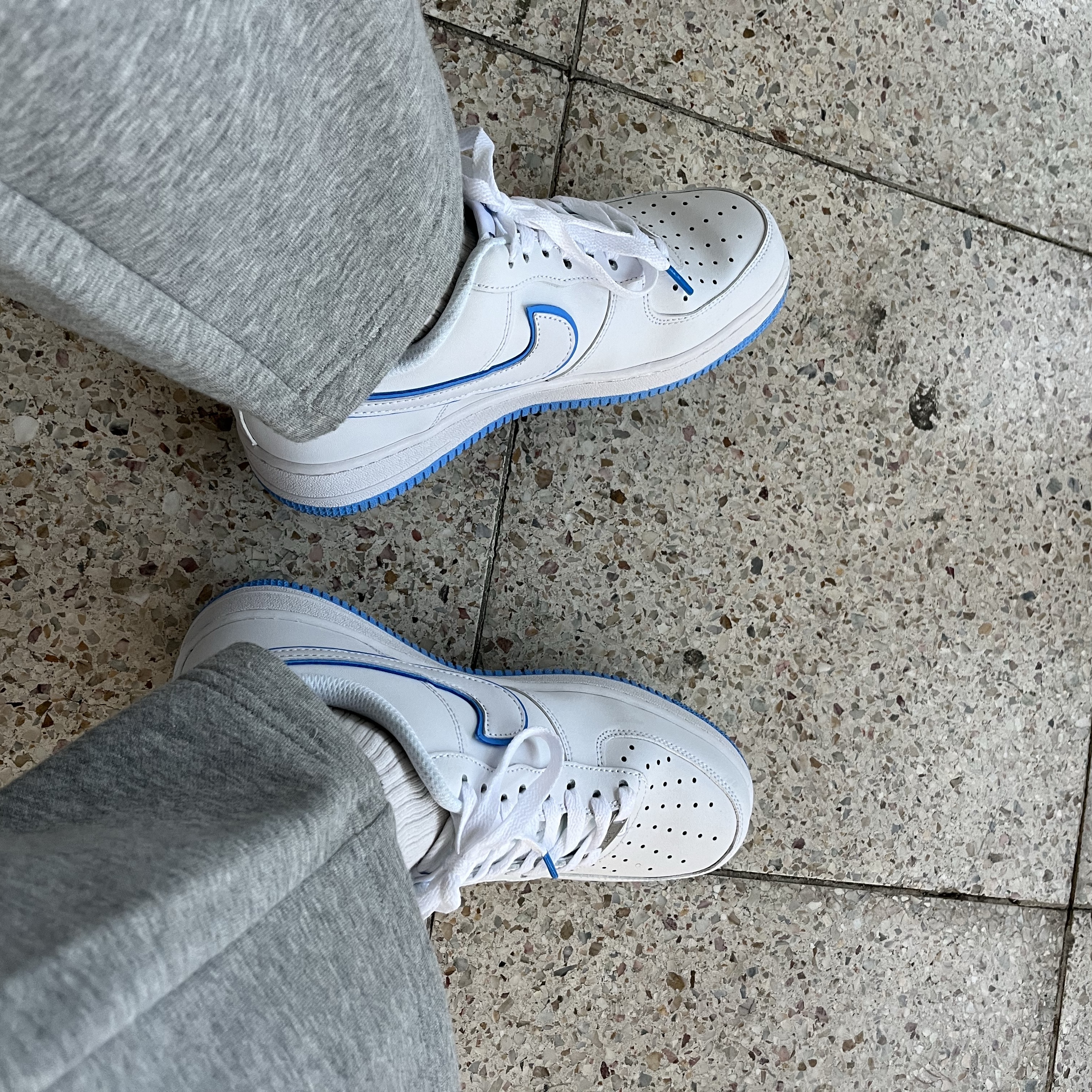 Nike Air Force 1 '07 White University Blue 착용 스타일