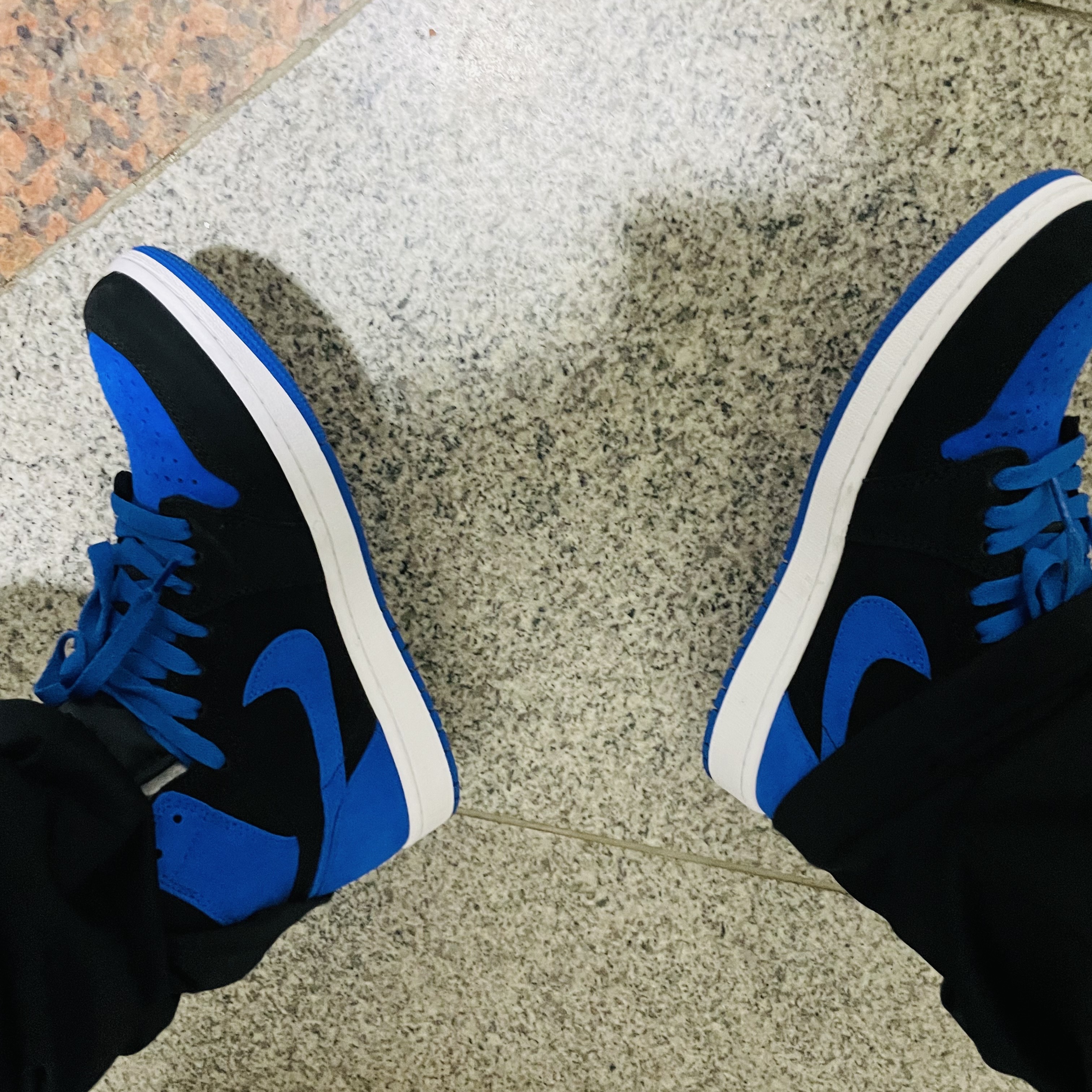 Jordan 1 Retro High OG Royal Reimagined 착용 스타일 - 1