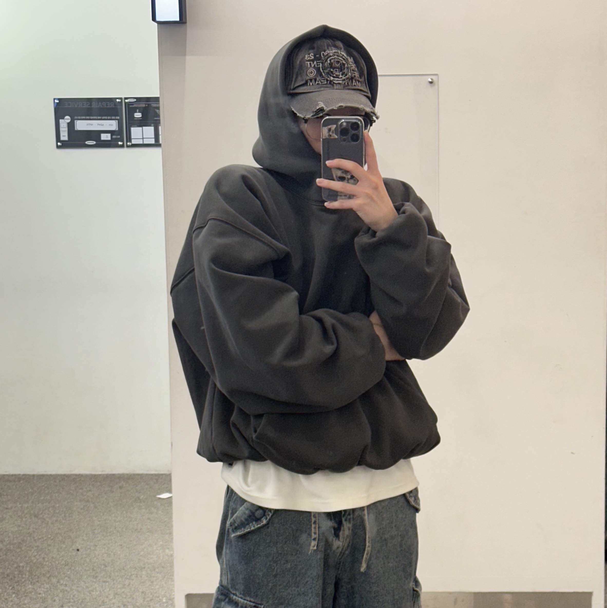 Yeezy Gap Engineered By Balenciaga Dove Hoodie Black, IAB Studio 10th Anniversary T-Shirts Pack White & Black (2 Pack) 착용 스타일 - 1