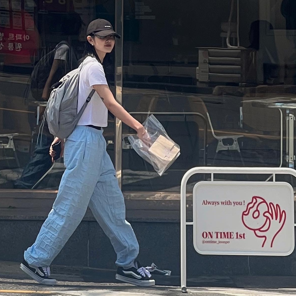 Supreme Repeat Stitch Track Pants Light Blue - 23SS, Jacquemus La Casquette Artichaut Fringe Baseball Cap Black 착용 스타일 - 2