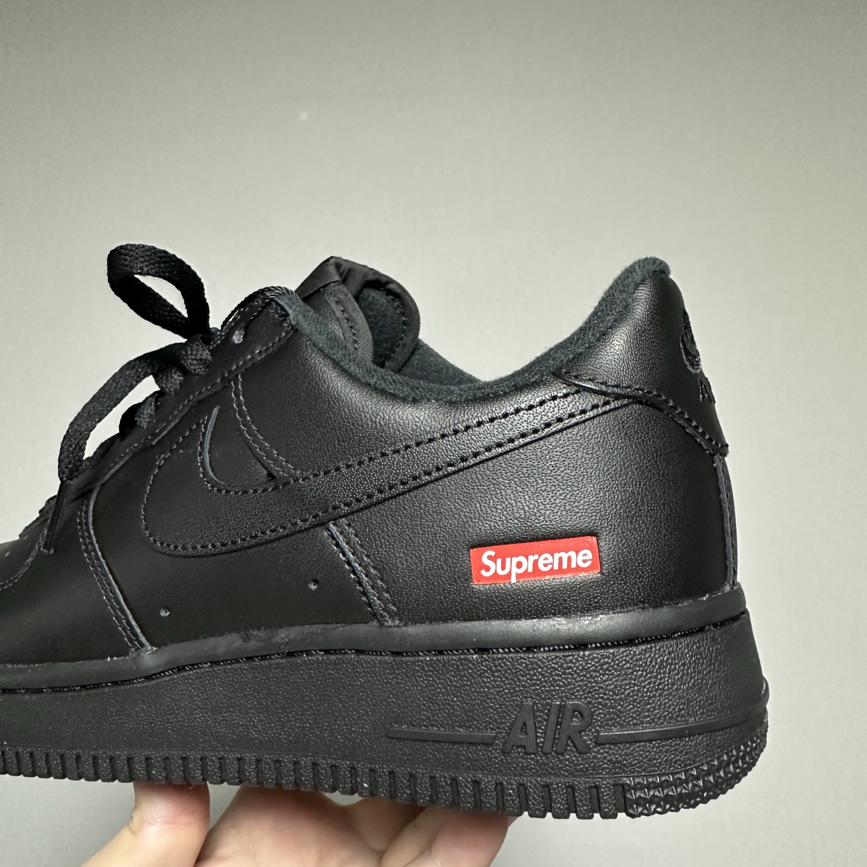 Nike x Supreme Air Force 1 Low Black 착용 스타일 - 2