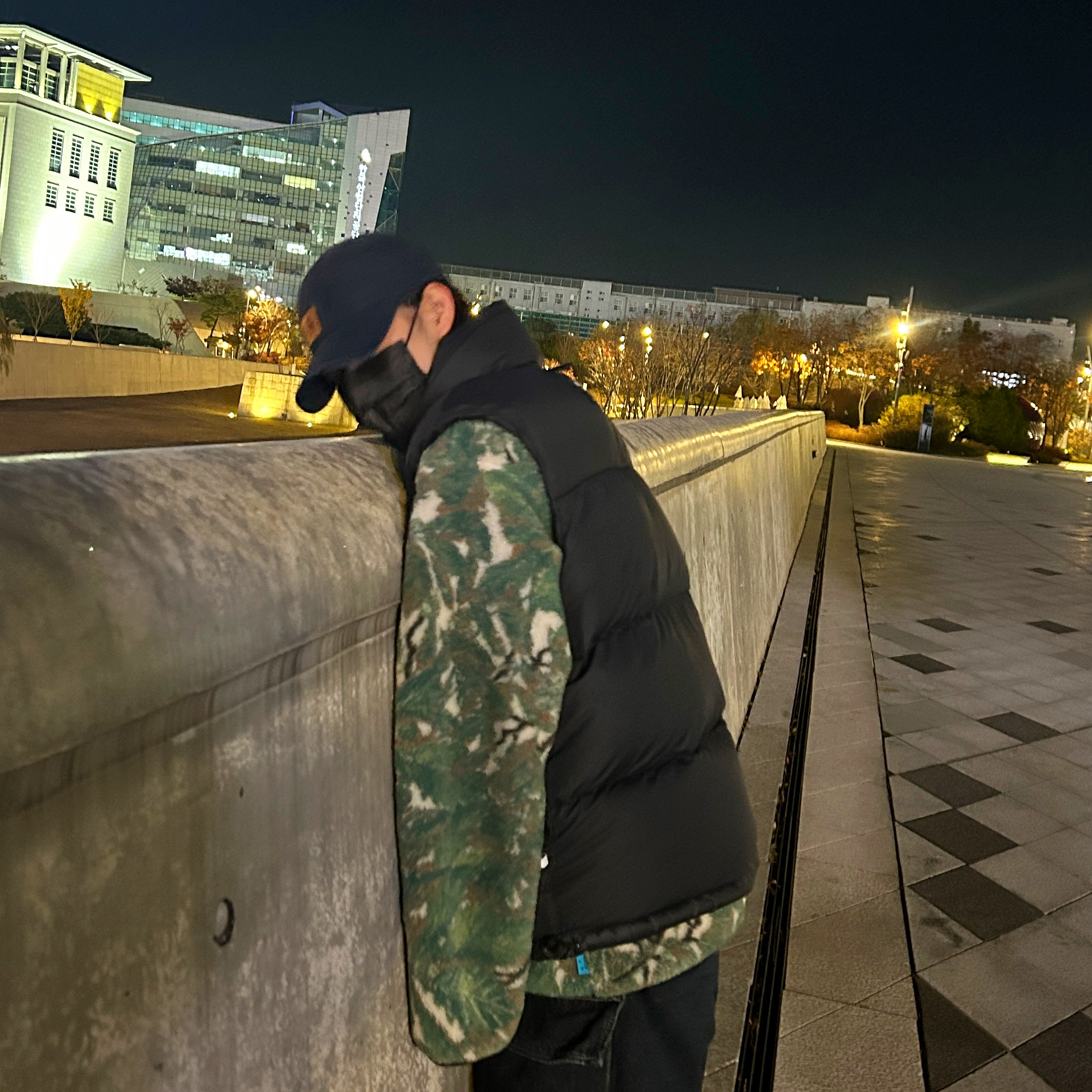 IAB Studio x Helinox Jacquard Half Zip-Up Bukhansan, The North Face 1996 Eco Nuptse Vest Black 착용 스타일