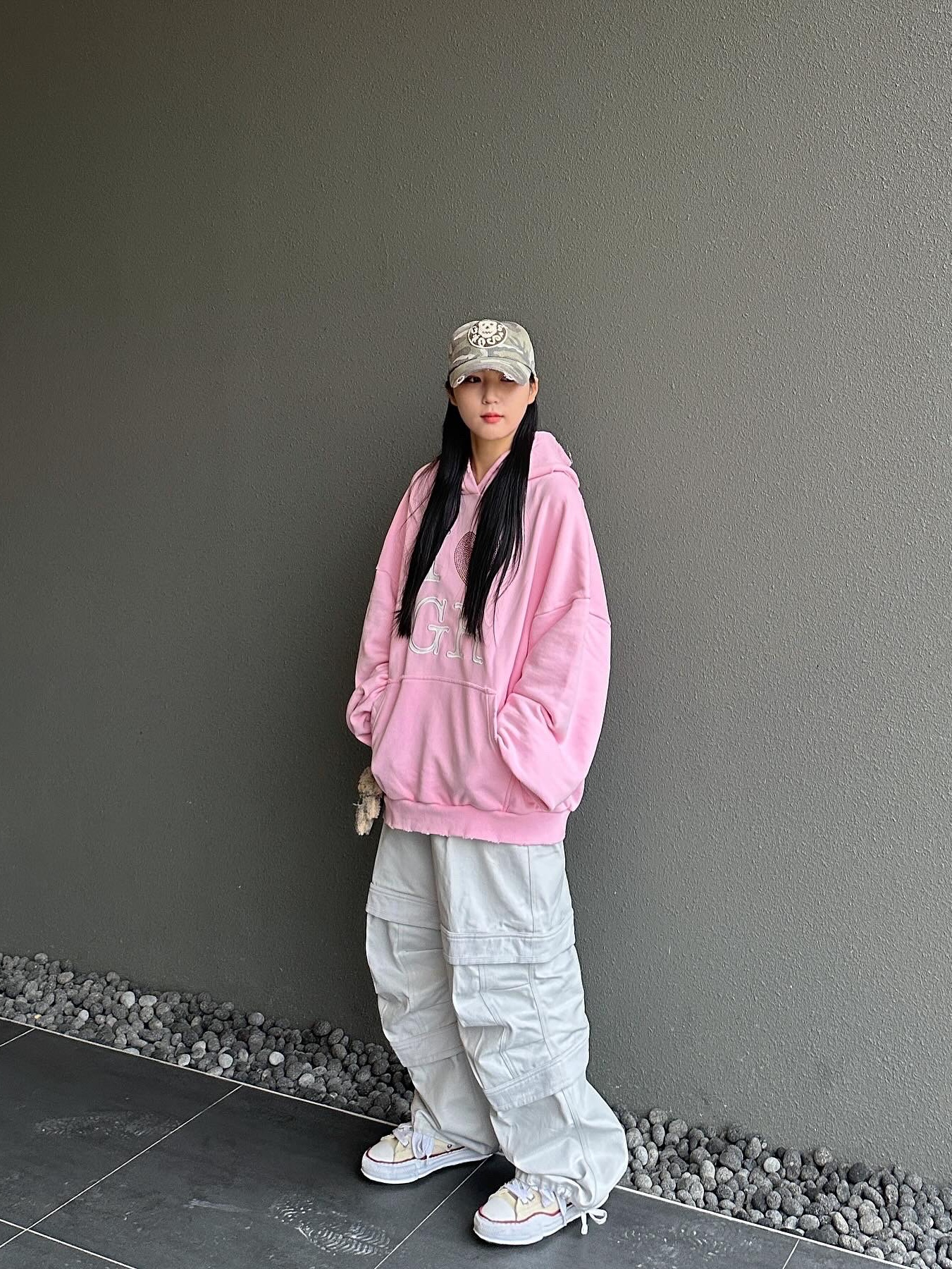 Project G/R I Love GR Hoodie Pink - Haus of GR Exclusive, Maison Mihara Yasuhiro Peterson OG Sole Canvas Low-top Sneakers Natural 착용 스타일 - 5