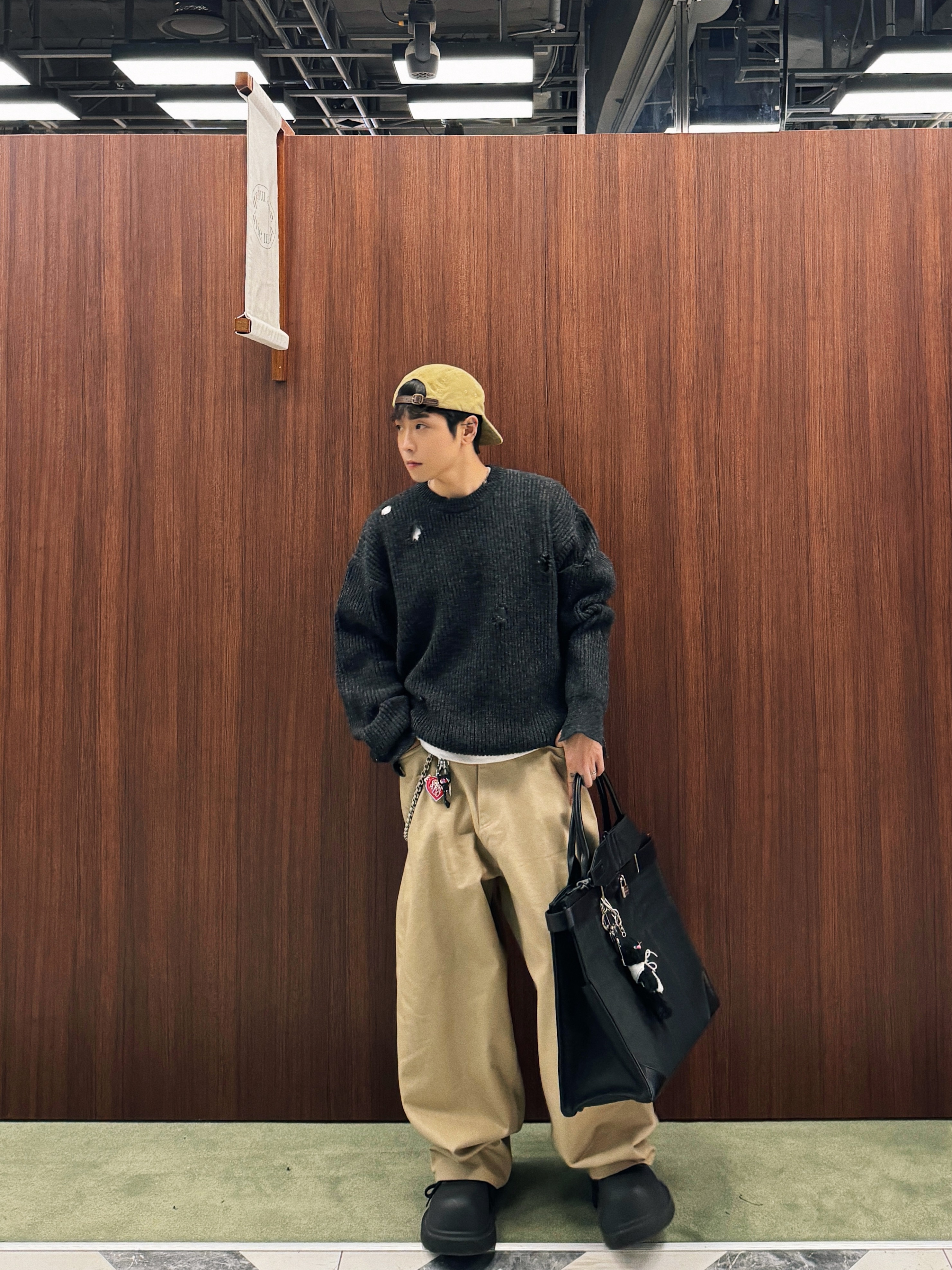 STU Wide Cotton Pants Beige, STU Destroyed Knit Charcoal with Name Tag 착용 스타일 - 1