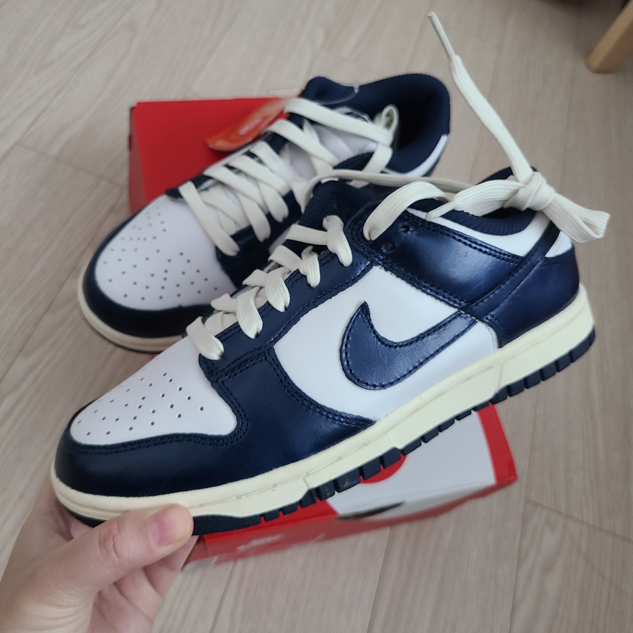 (W) Nike Dunk Low PRM Midnight Navy and White 착용 스타일 - 2