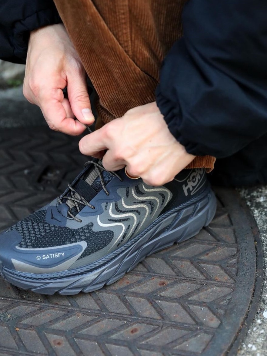 Hoka x Satisfy Clifton LS Forged Iron Black 착용 스타일 - 3