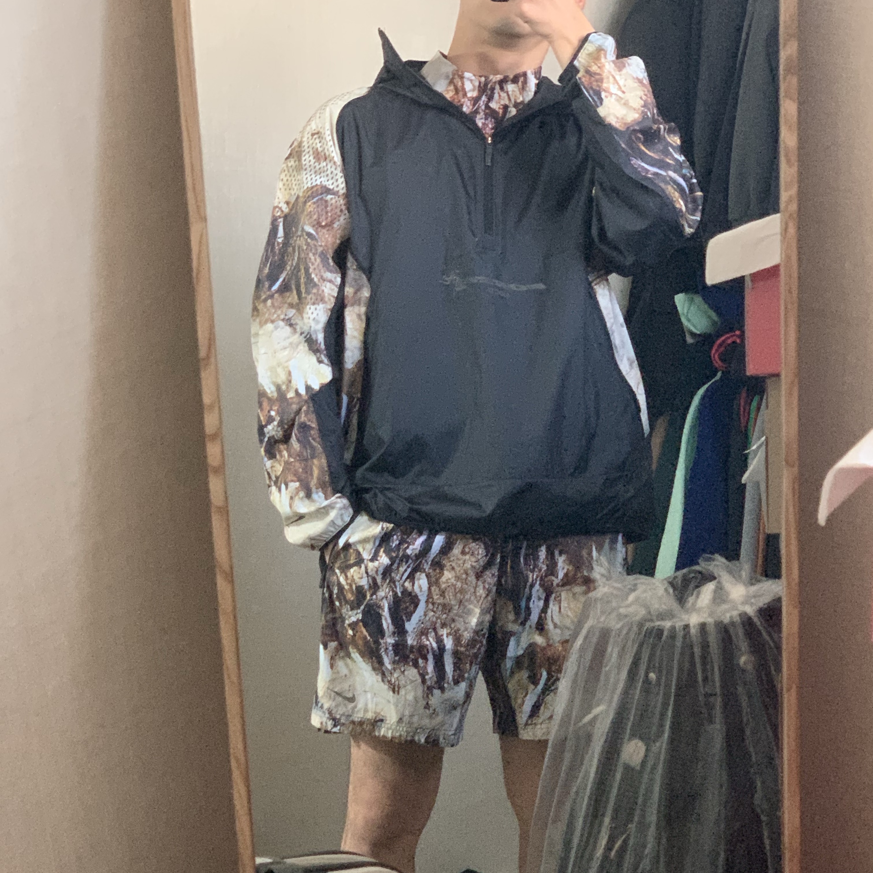 Nike x Drake Nocta NRG Running Jacket Black Baroque Brown (FJ3009-010), Nike x Drake Nocta NRG Running T-Shirt Camo Multi Color (FJ3013-902) 착용 스타일