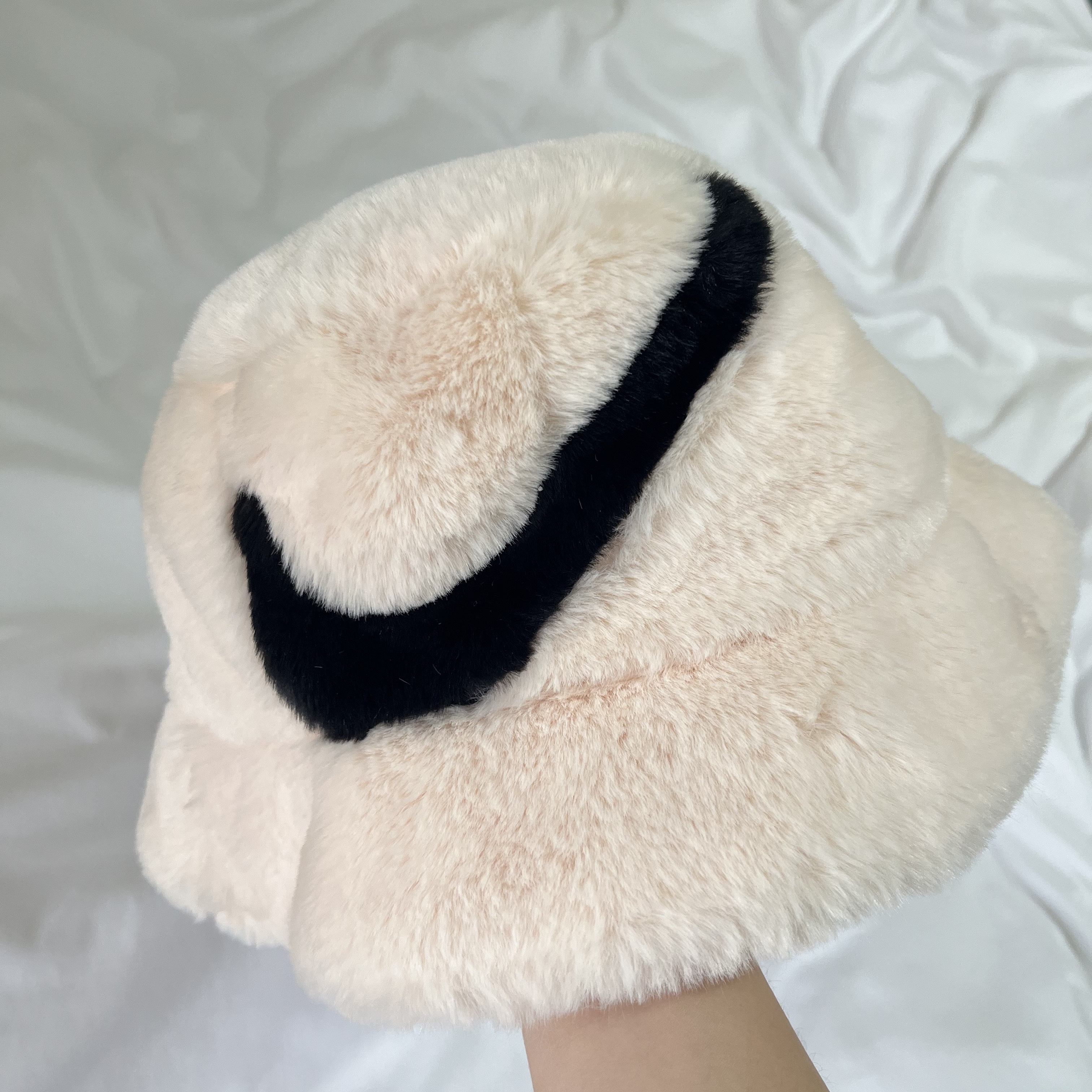 Nike Apex Faux Fur Swoosh Bucket Guava Ice 착용 스타일 - 2