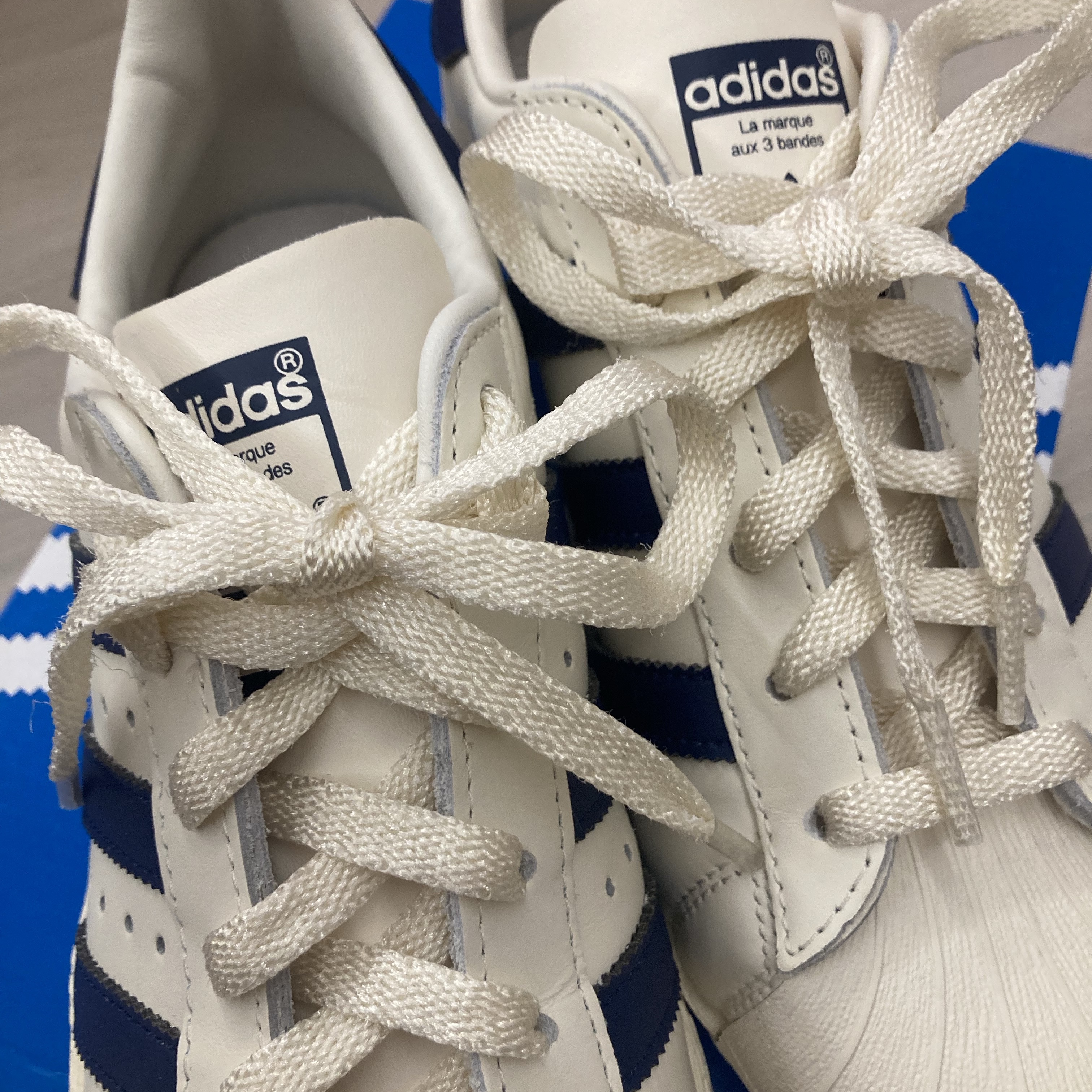 Adidas Superstar 82 White Dark Blue 착용 스타일 - 2
