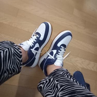 Nike Air Force 1 '07 LV8 Midnight Navy 착용 스타일 - 2