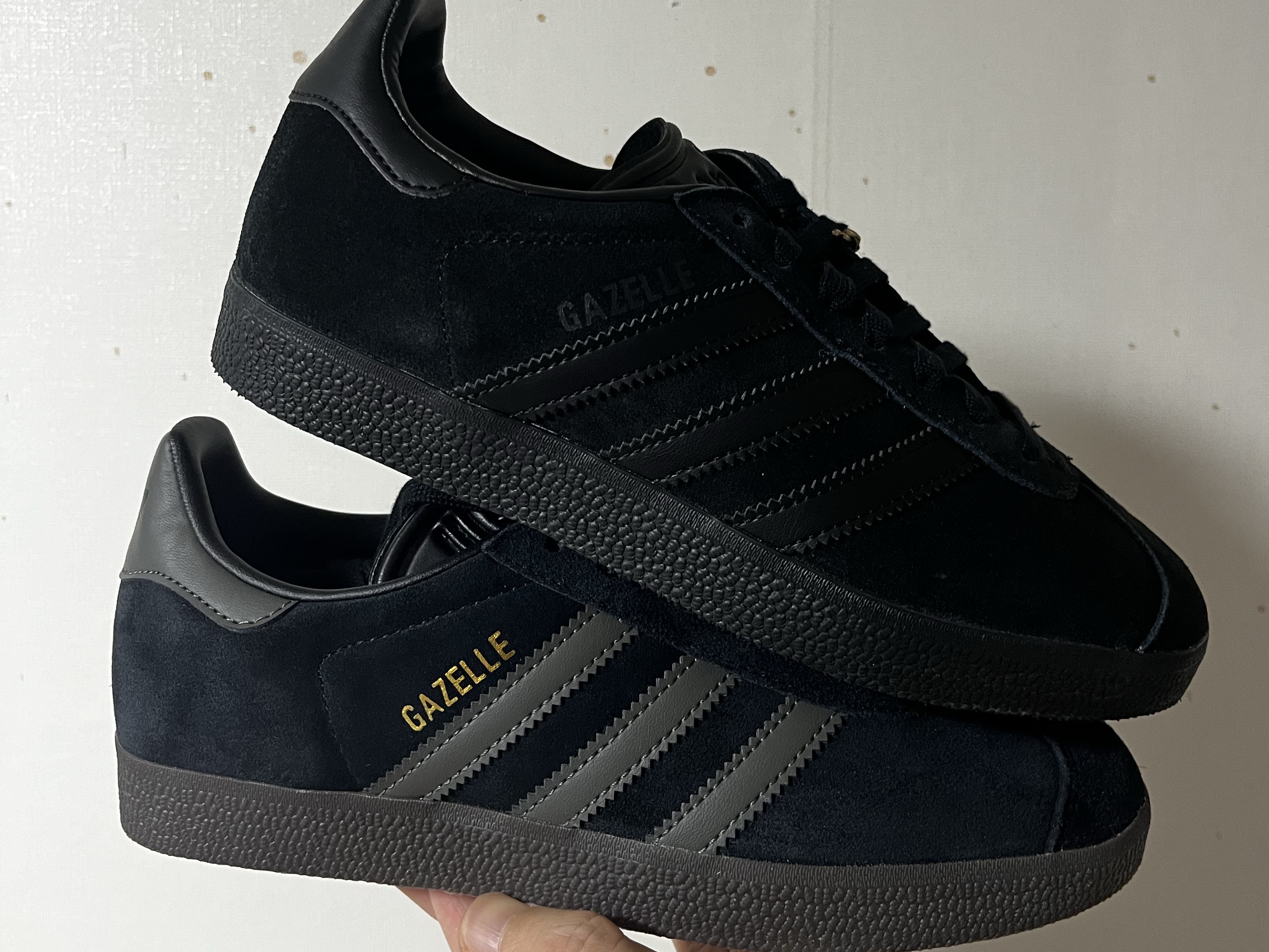 Adidas Gazelle Core Black Gold Metallic Gum, Adidas Gazelle Triple Black 착용 스타일 - 1