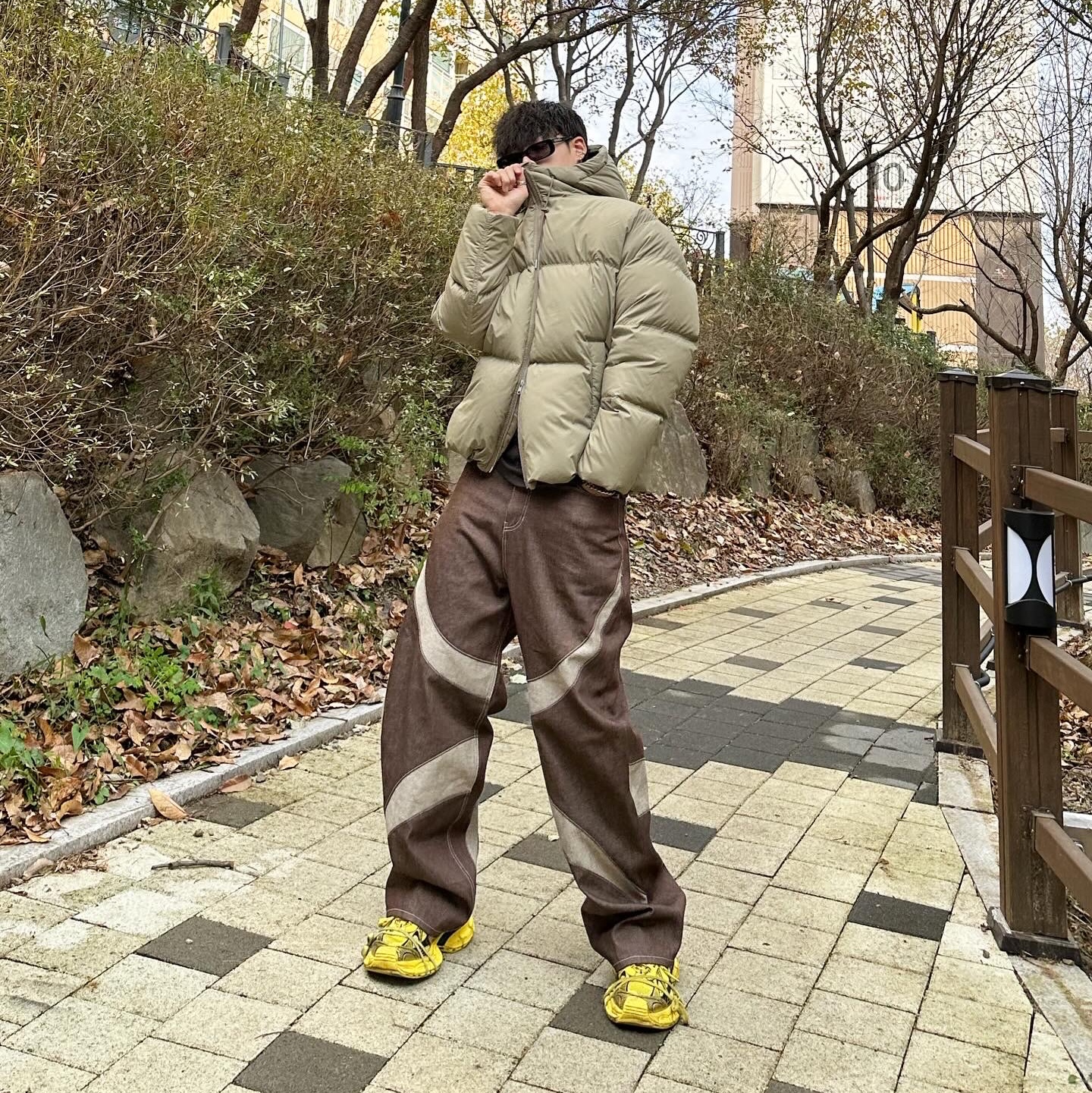Balenciaga 3XL Sneakers Yellow Black 착용 스타일 - 1