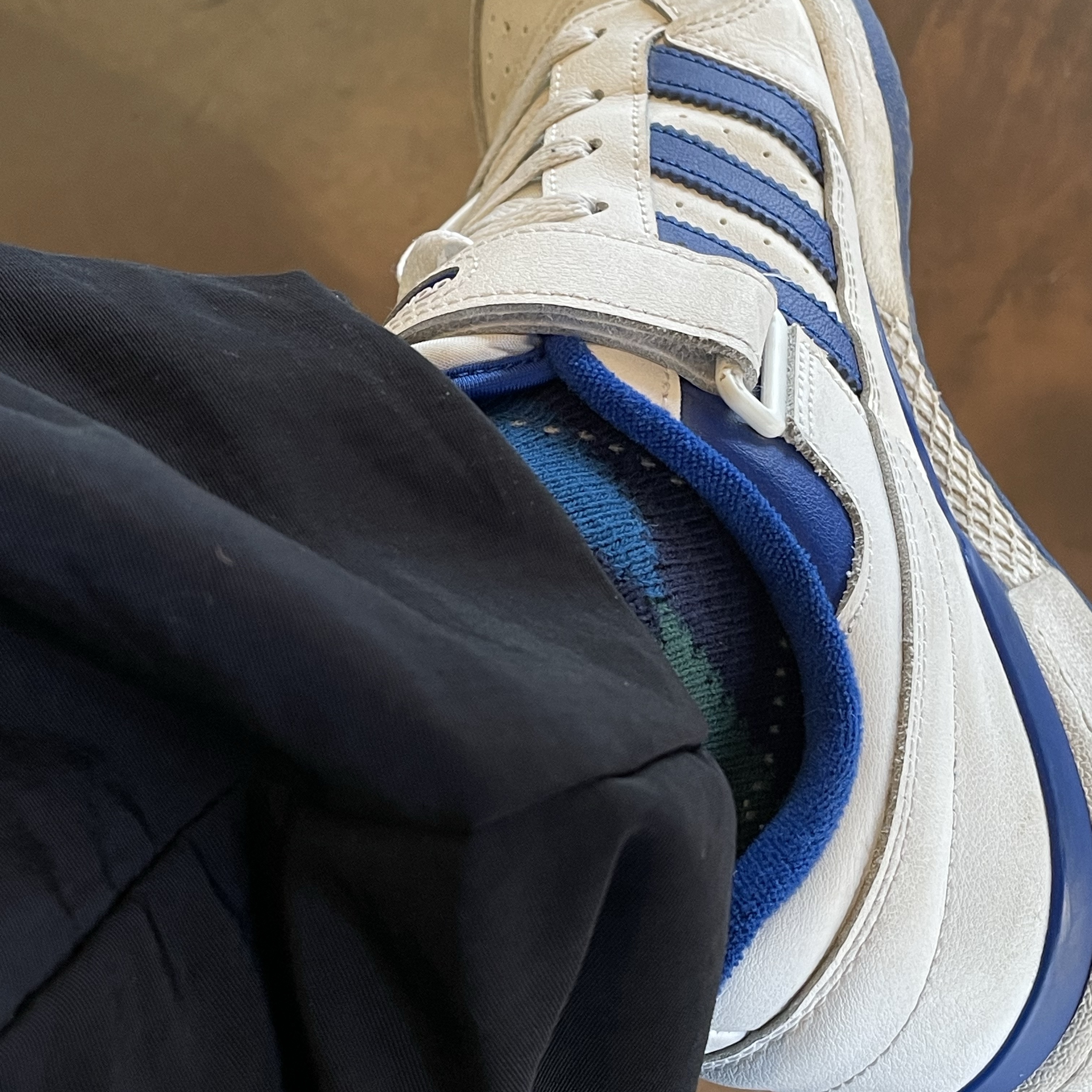 Adidas Forum Low White Royal Blue 착용 스타일 - 2