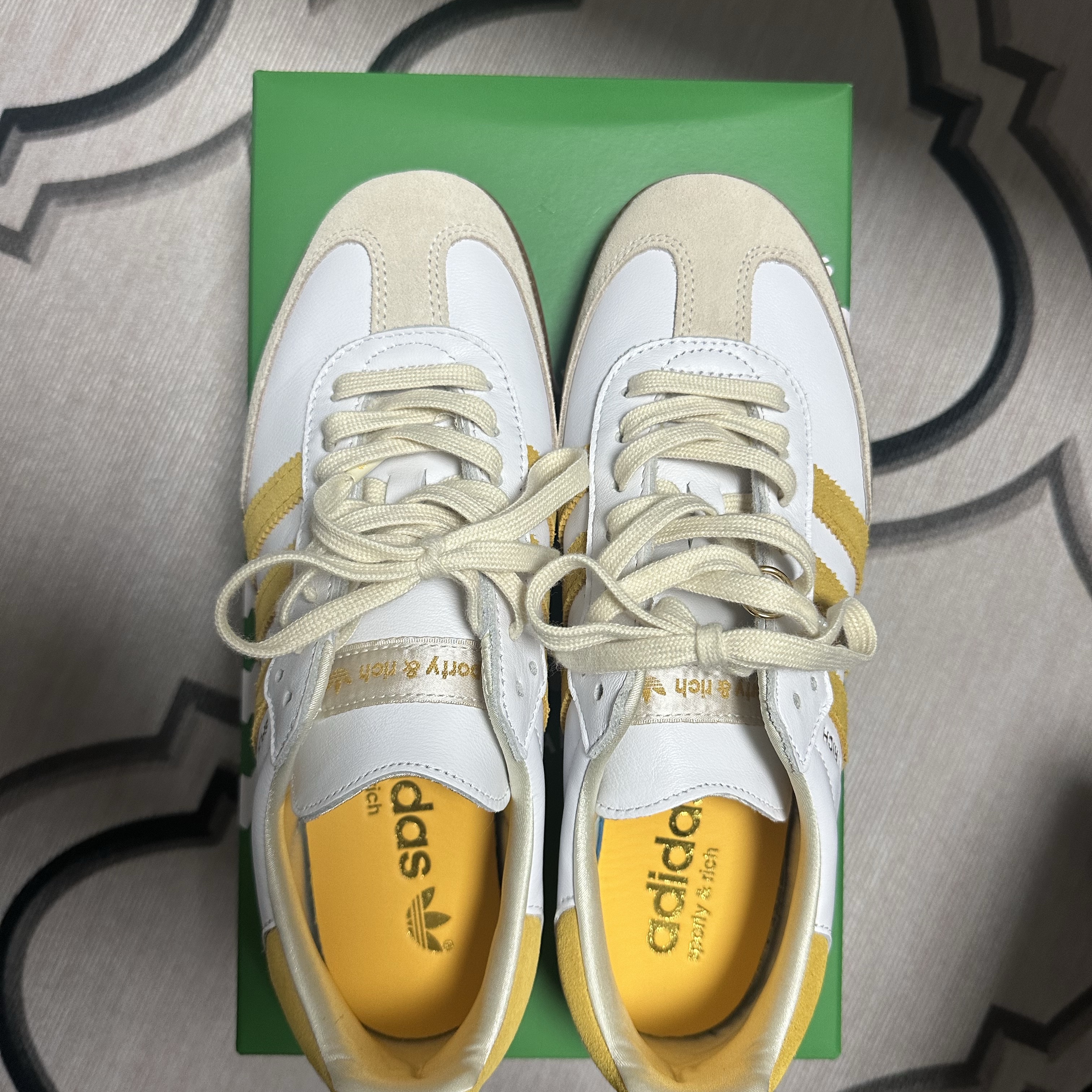 Adidas x Sporty & Rich Samba OG Cloud White Bold Gold 착용 스타일