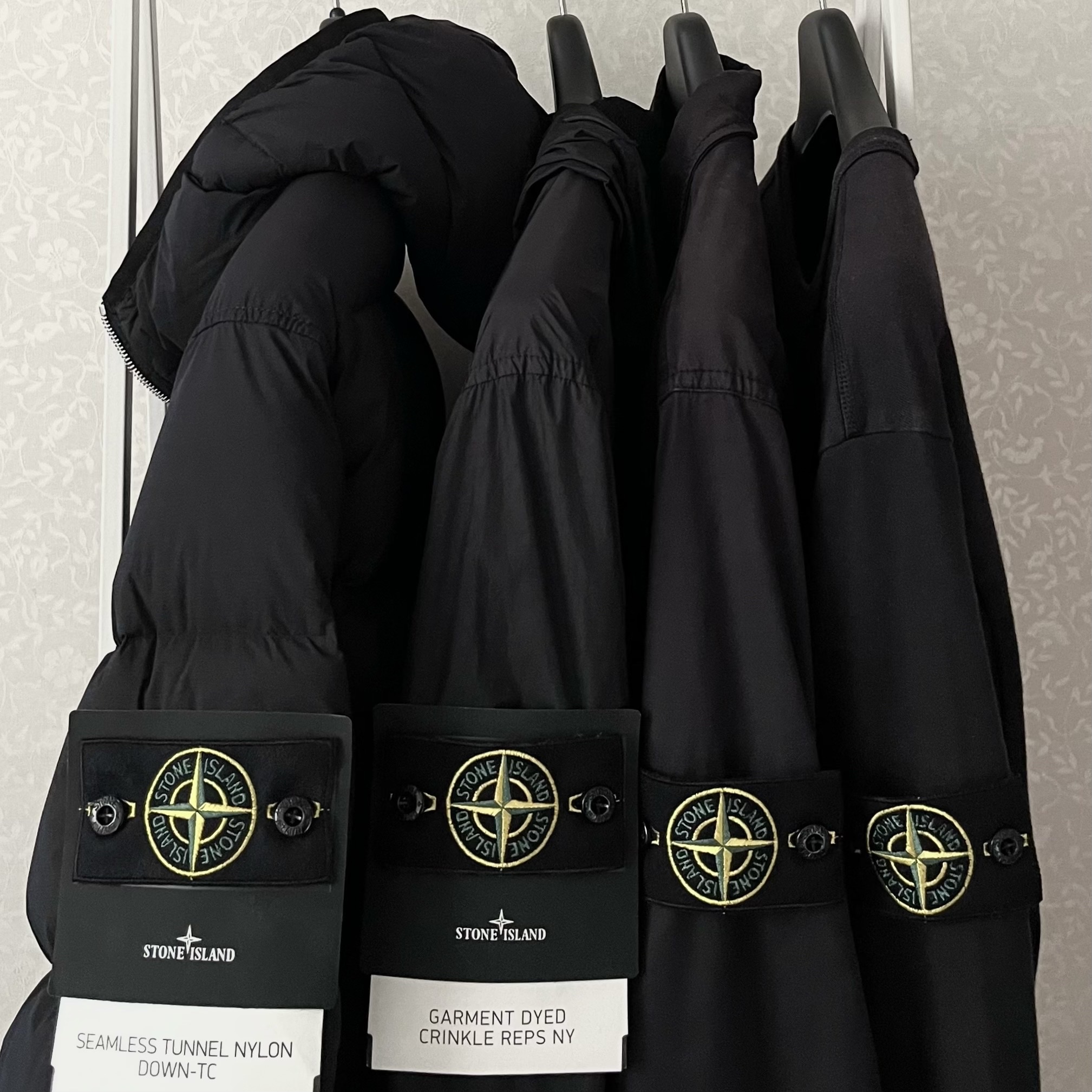 Stone Island 43728 Seamless Tunnel Nylon Down-TC Jacket Black - 23FW 착용 스타일