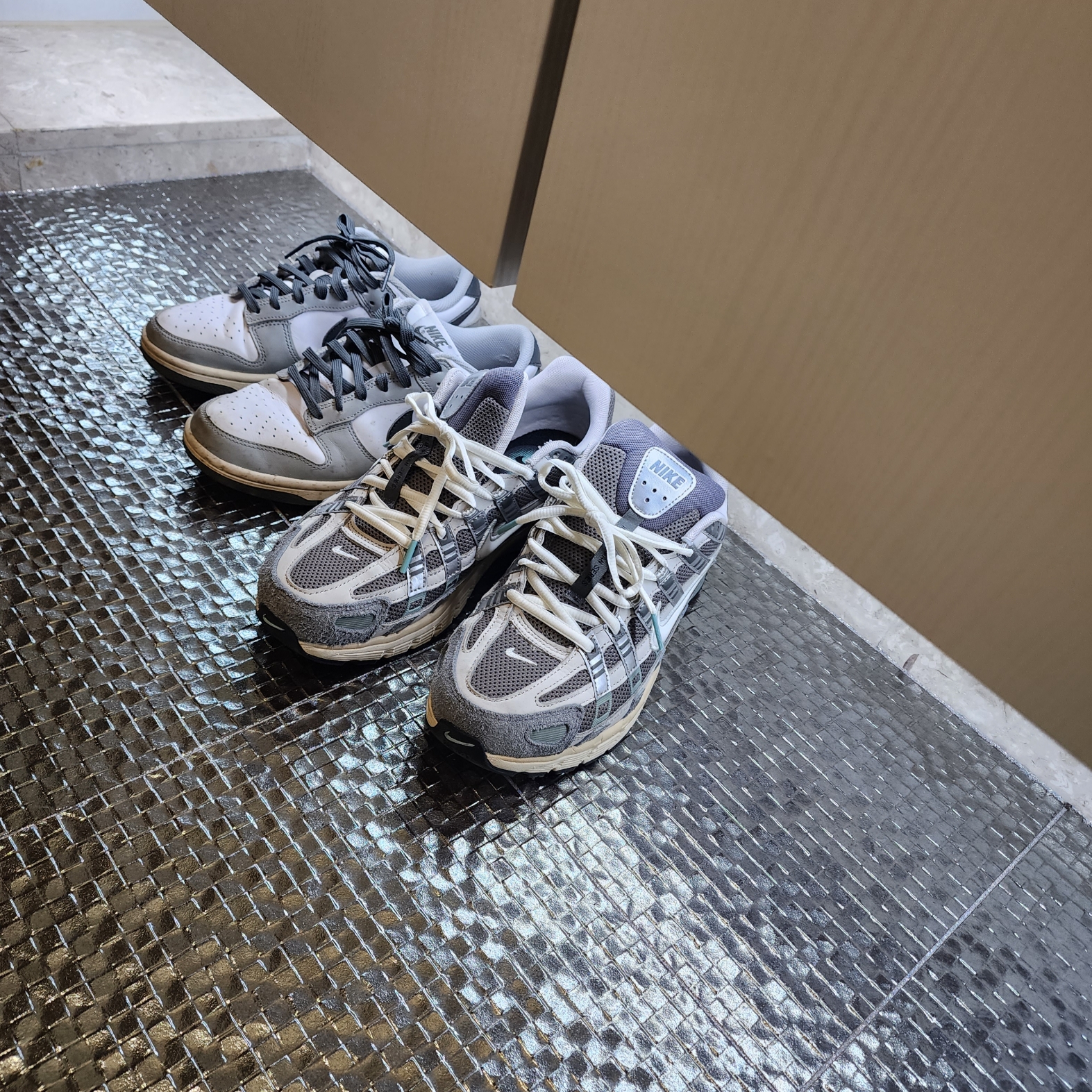 Nike P-6000 Flat Pewter Light Iron Ore 착용 스타일