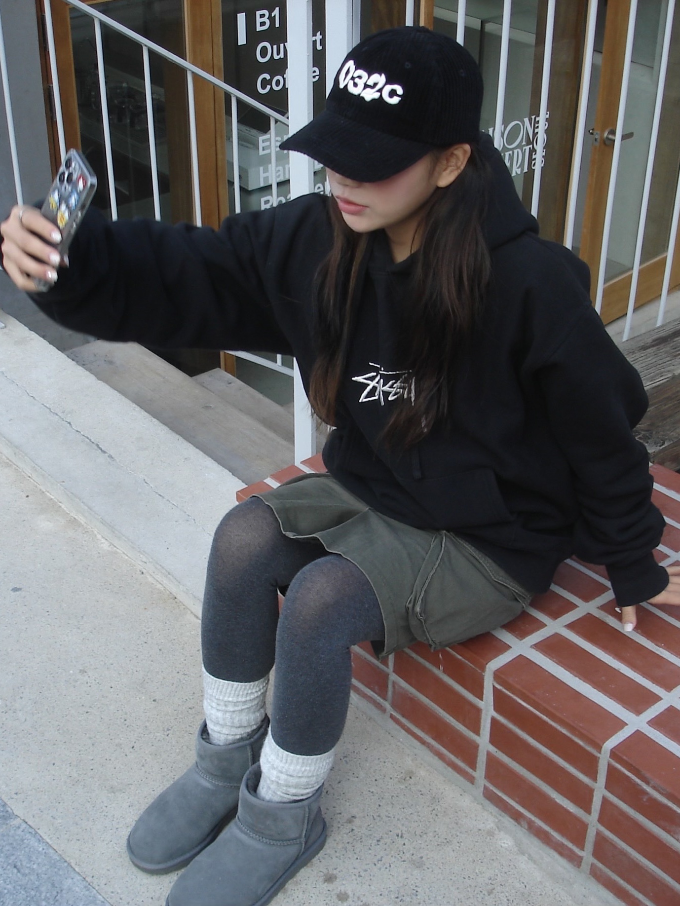 (W) UGG Classic Mini II Boots Grey, Stussy Stock Logo Applique Hoodie Black 착용 스타일 - 1