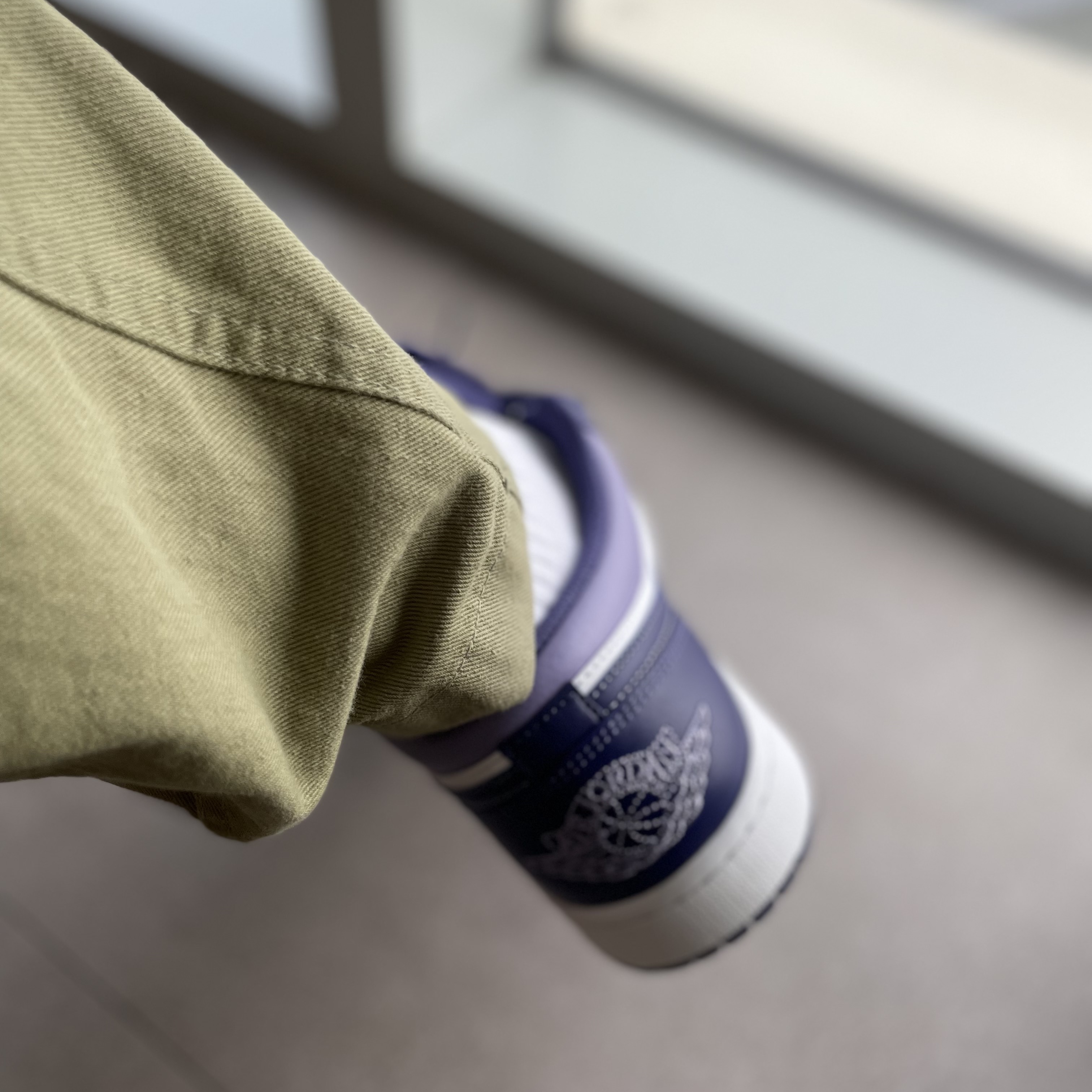 Jordan 1 Low Sky J Purple White 착용 스타일 - 2