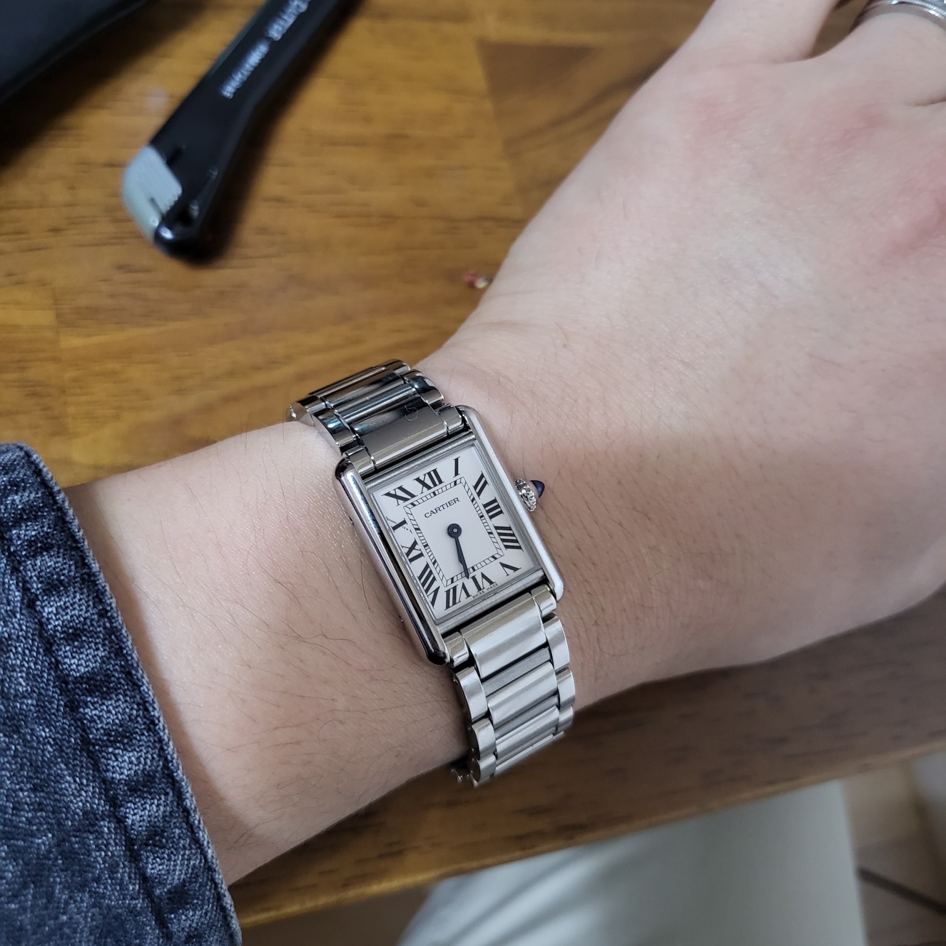 Cartier Tank Must Watch Small Quartz Steel Bracelet Steel 착용 스타일