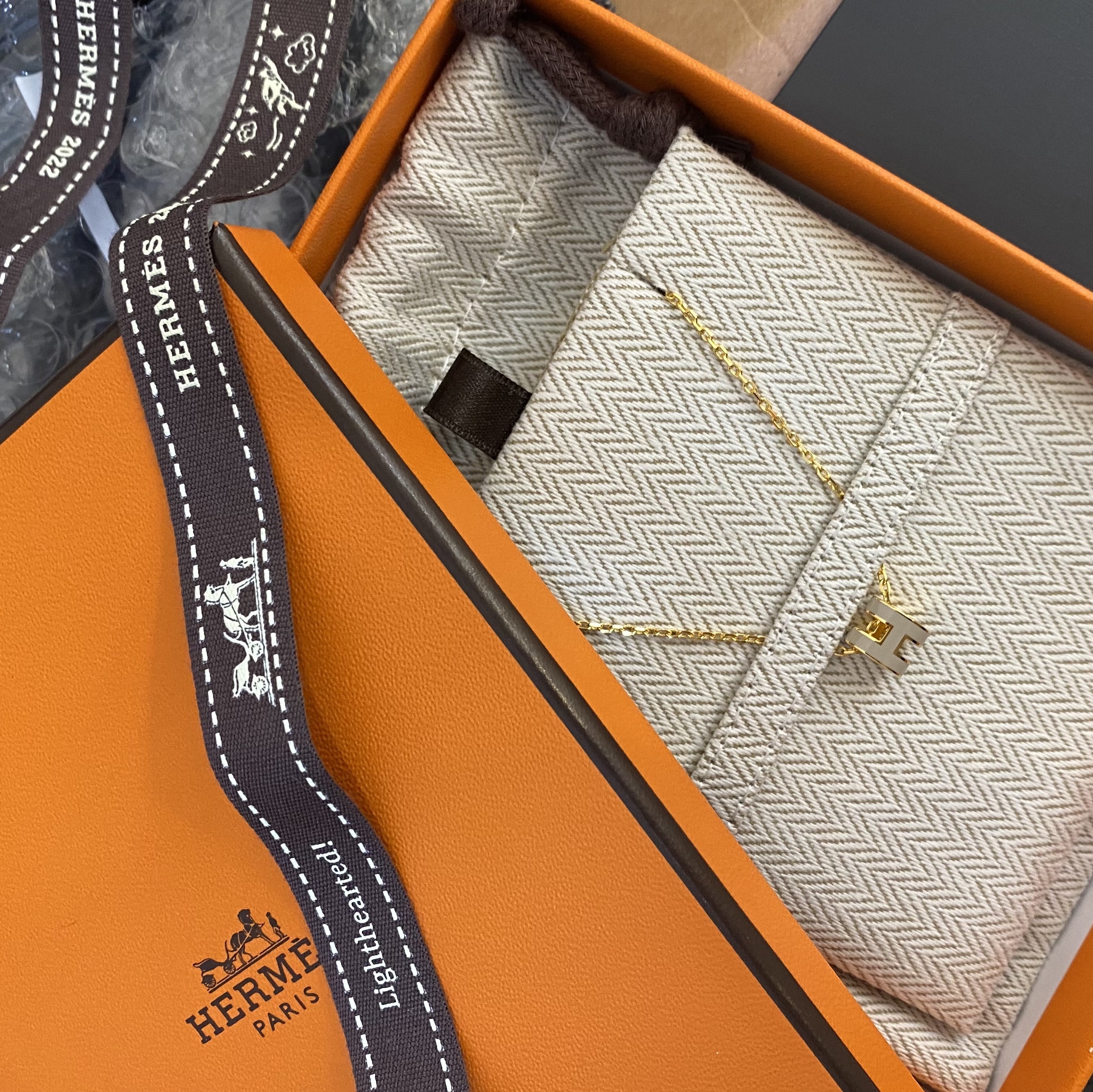(W) Hermes Mini Pop H Pendant Gold & Marron Glace 착용 스타일
