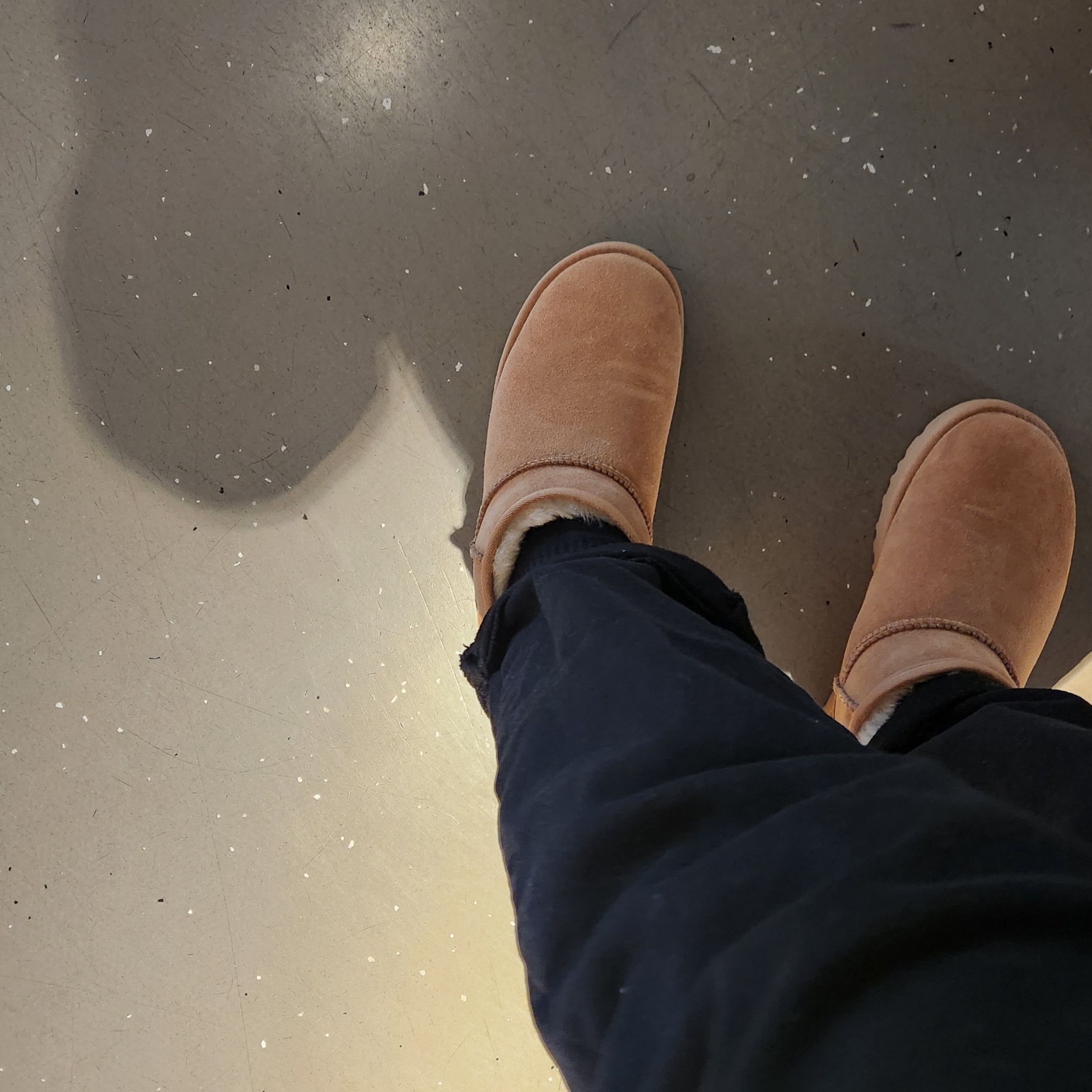 (W) UGG Classic Ultra Mini Boots Chestnut 착용 스타일 - 2