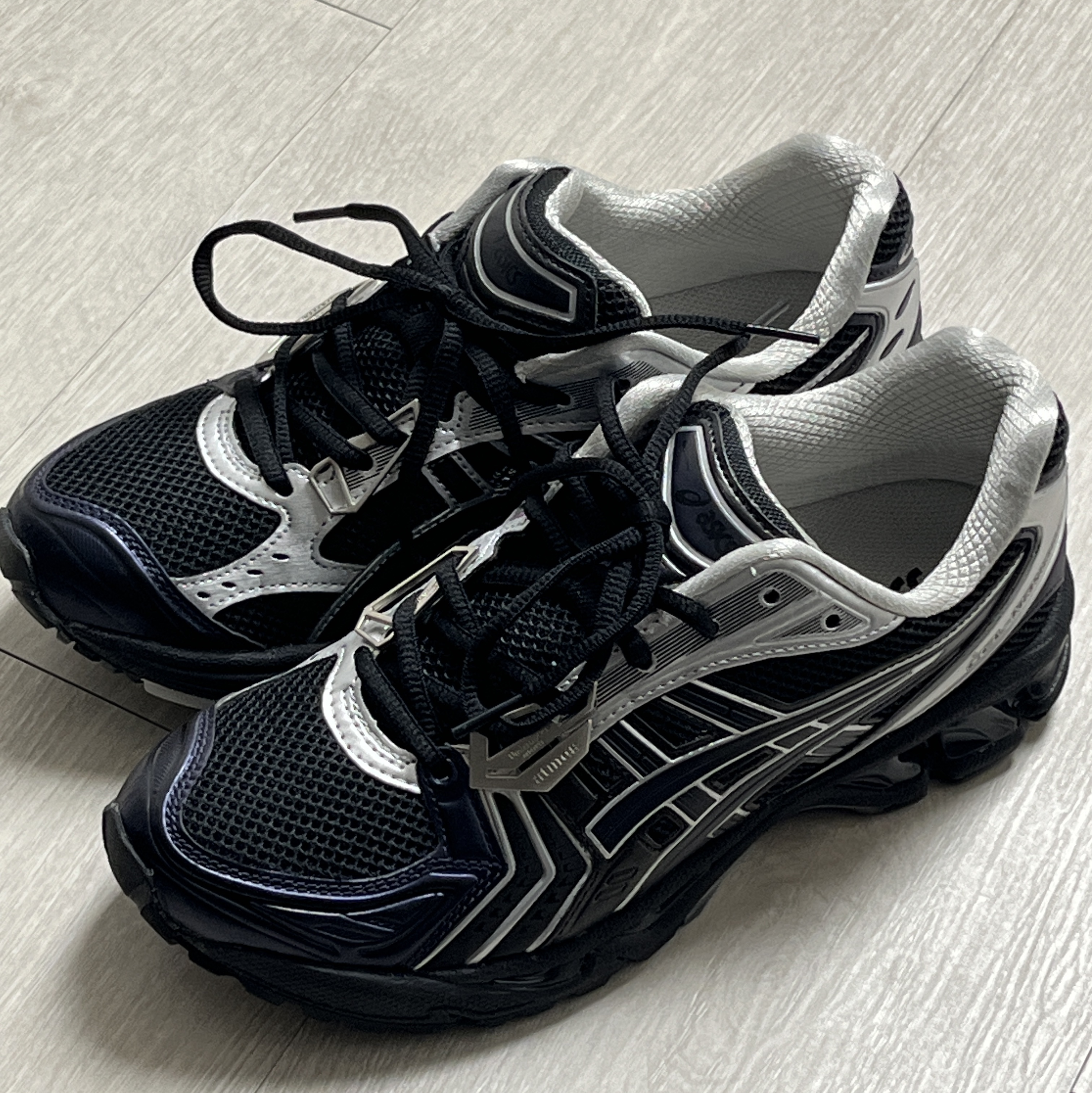 Asics x Atmos x Undermycar Gel-Kayano 14 Black Pure Silver 착용 스타일 - 3