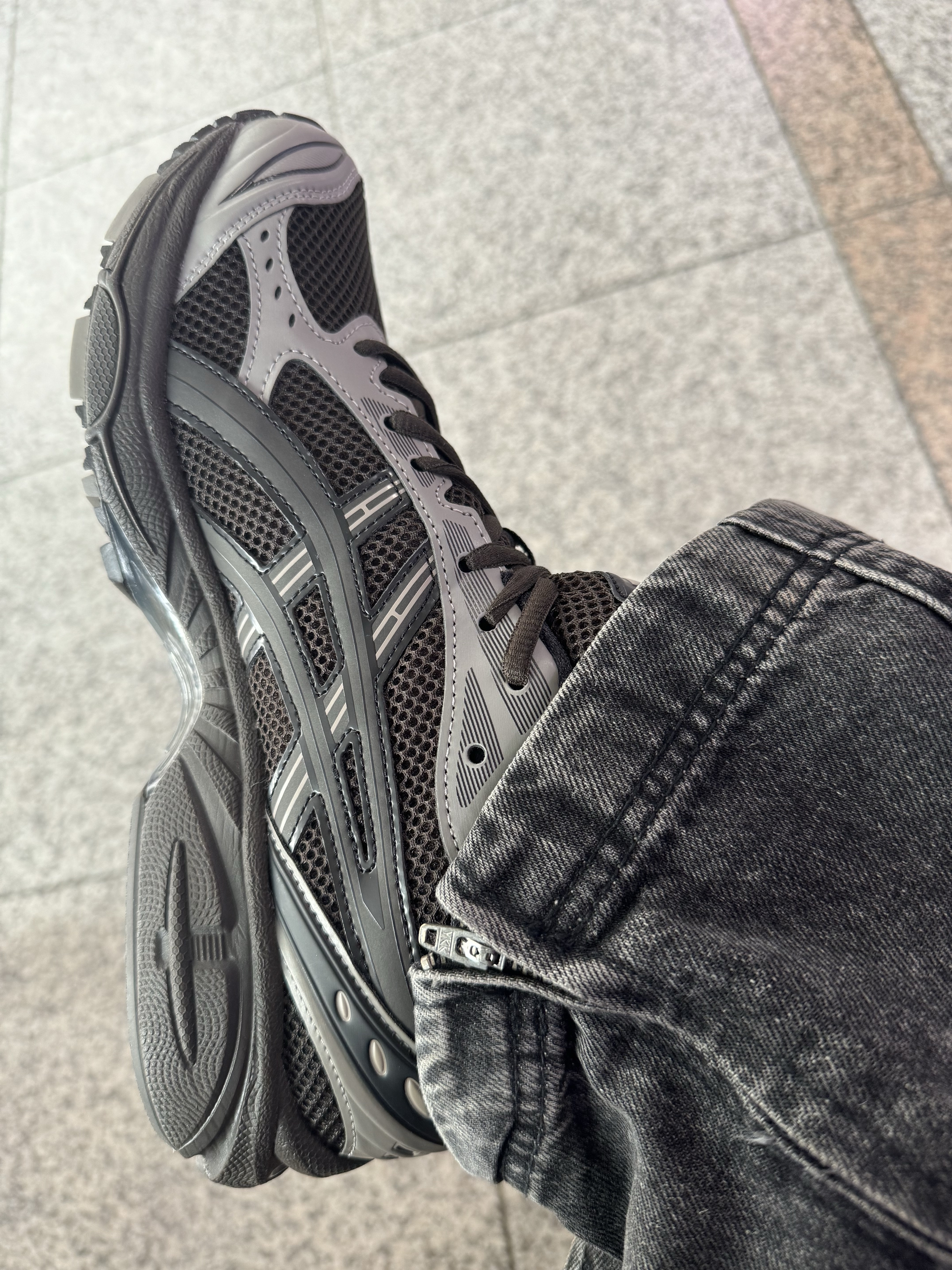 Asics x Atmos x Undermycar Gel-Kayano 14 Pepper Black 착용 스타일 - 2