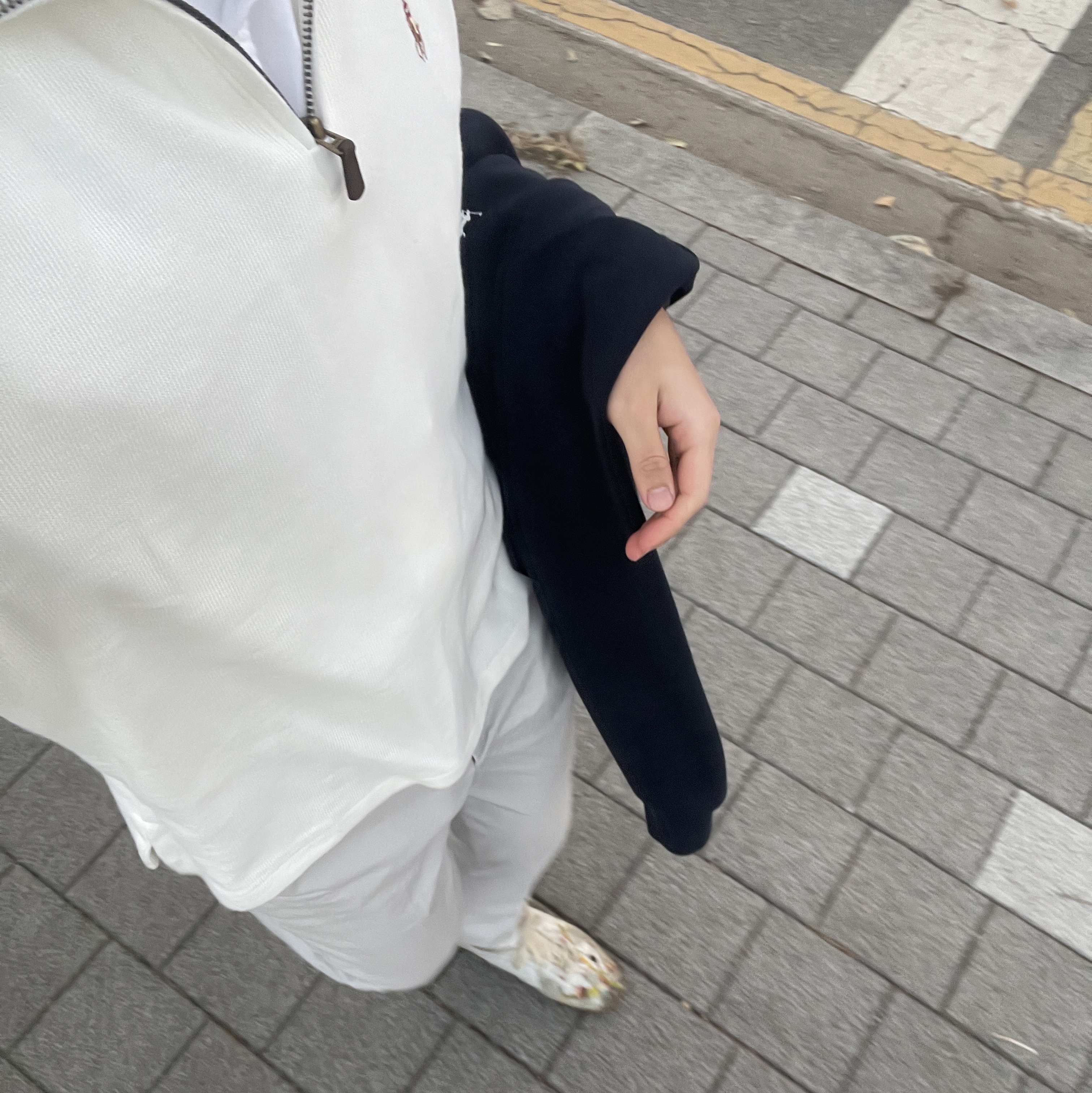 (W) Maison Margiela Replica Paint Drop Sneakers Grey 착용 스타일 - 2