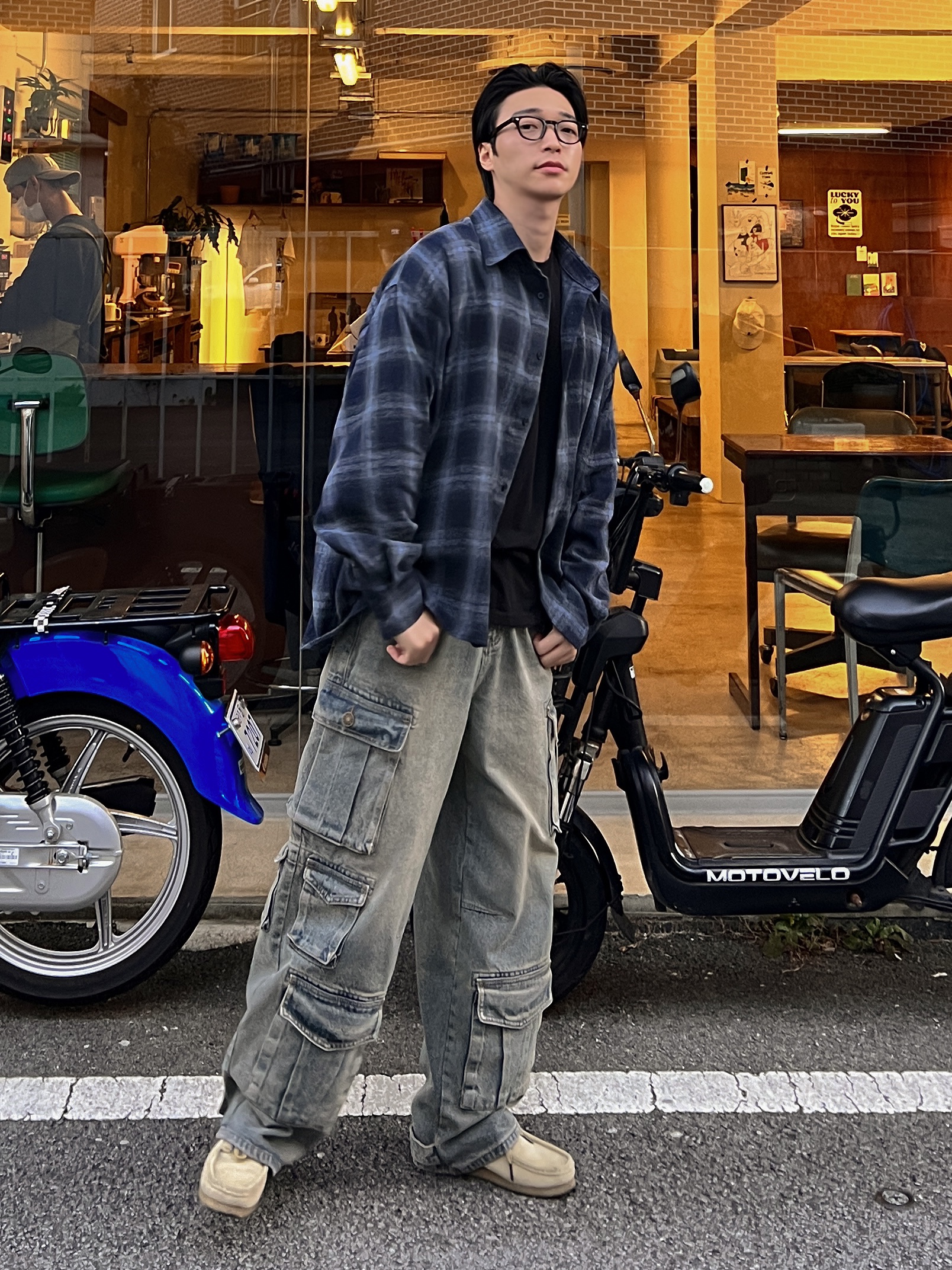 Clarks Wallabee Maple Suede 착용 스타일 - 2