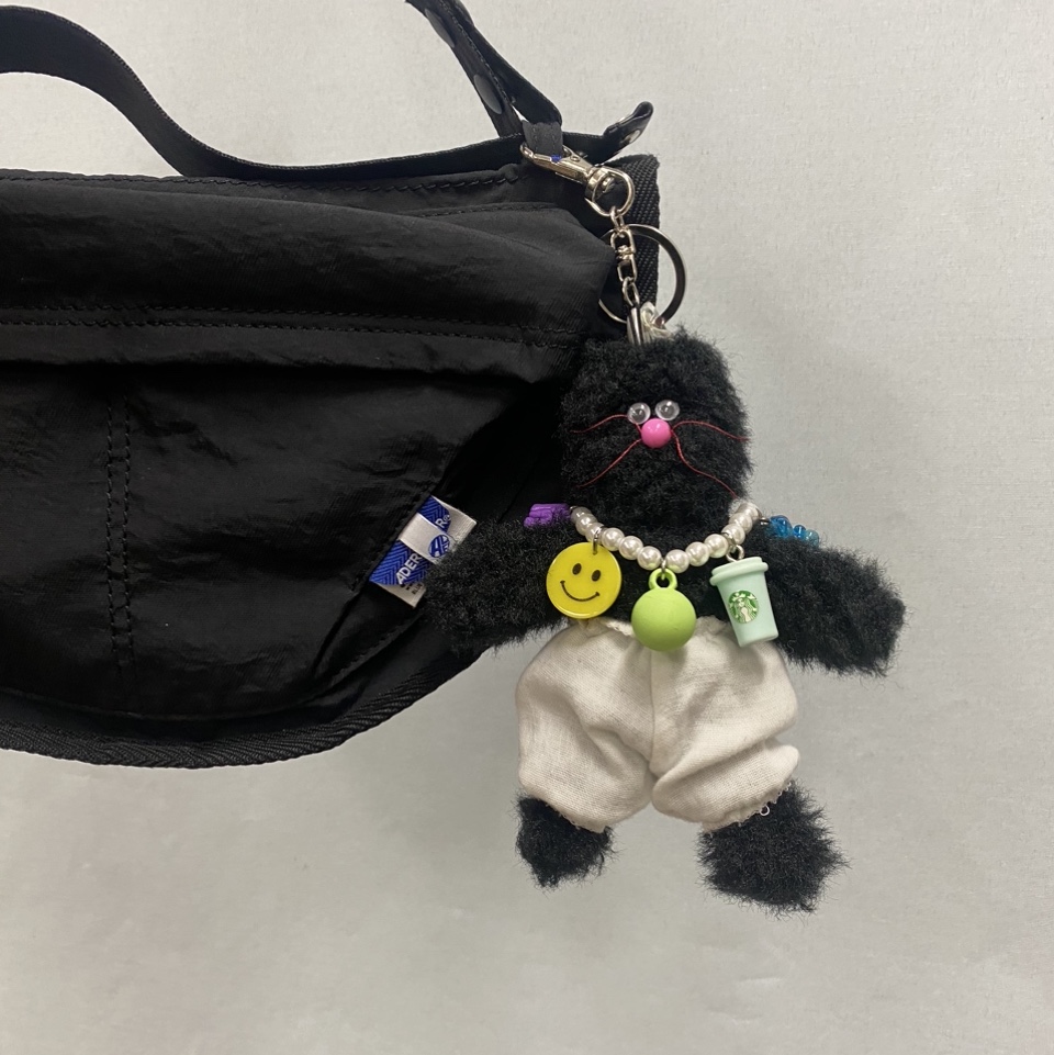 Monamhee Beulpingi Keyring with White Pants Black 착용 스타일