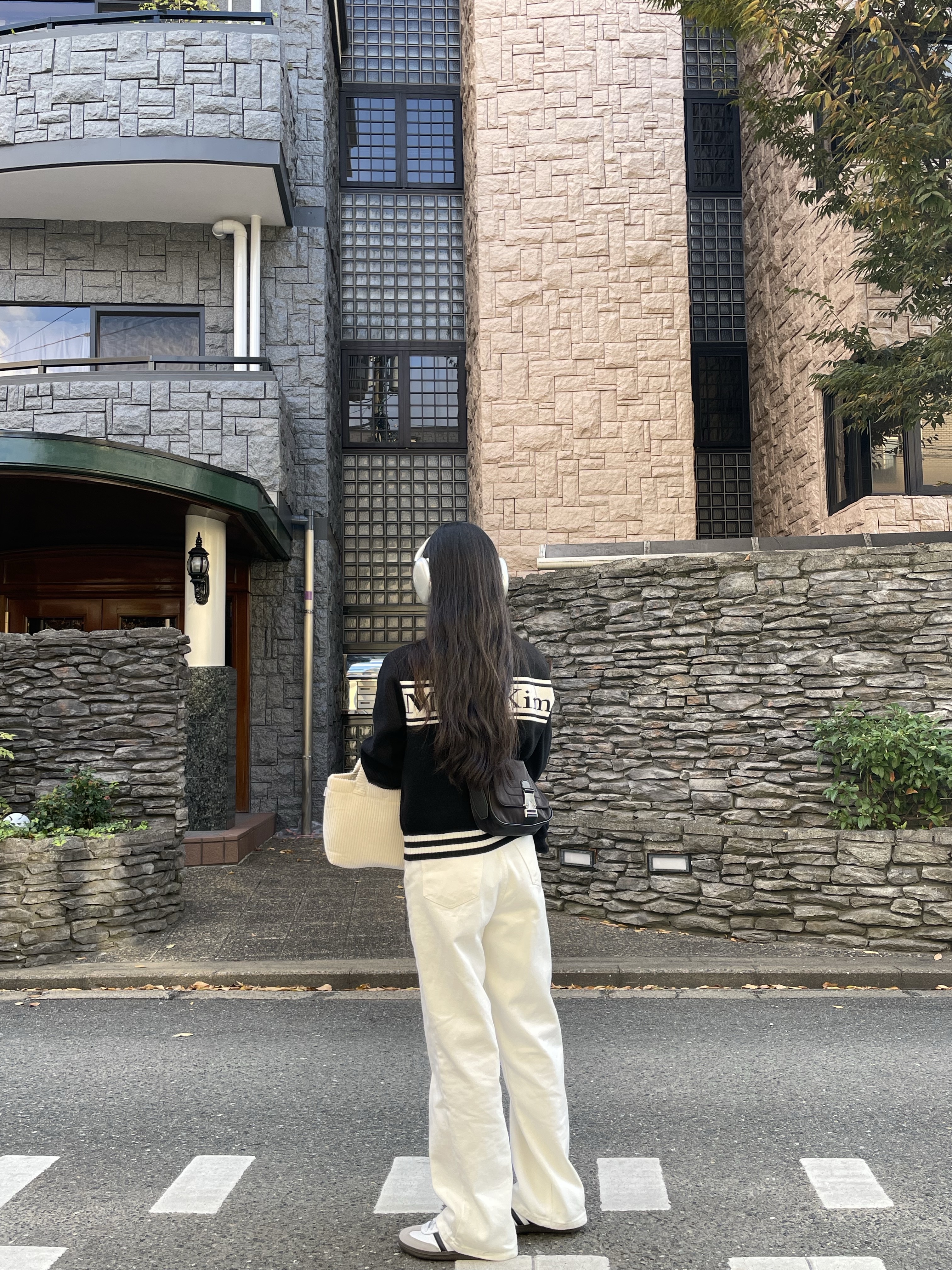 Apple AirPods Max Lightning Silver (Korean Ver.), Matin Kim Spell Point Stripe Knit Cardigan Black 착용 스타일 - 2