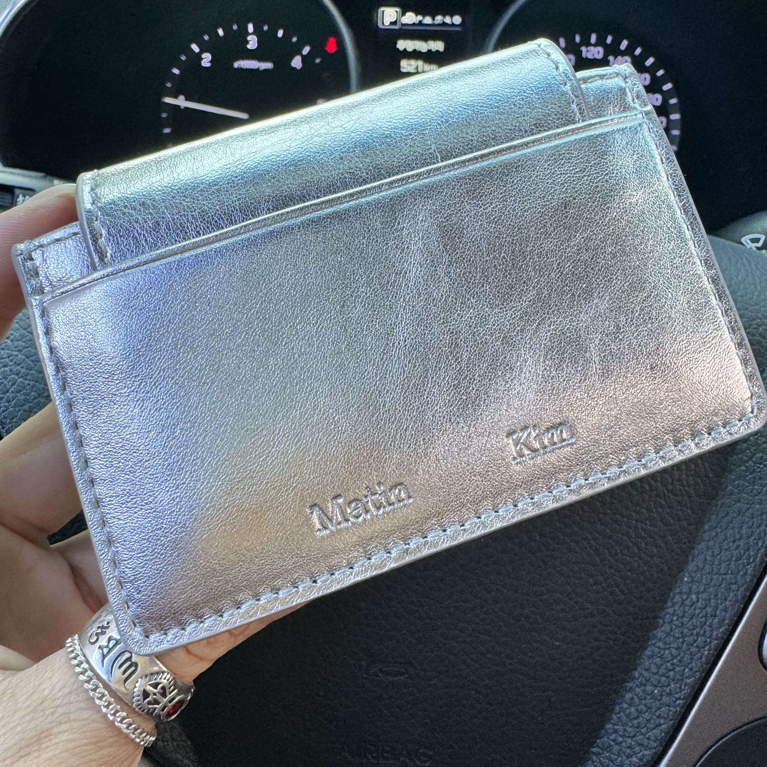 Matin Kim Accordion Wallet Silver 착용 스타일 - 3