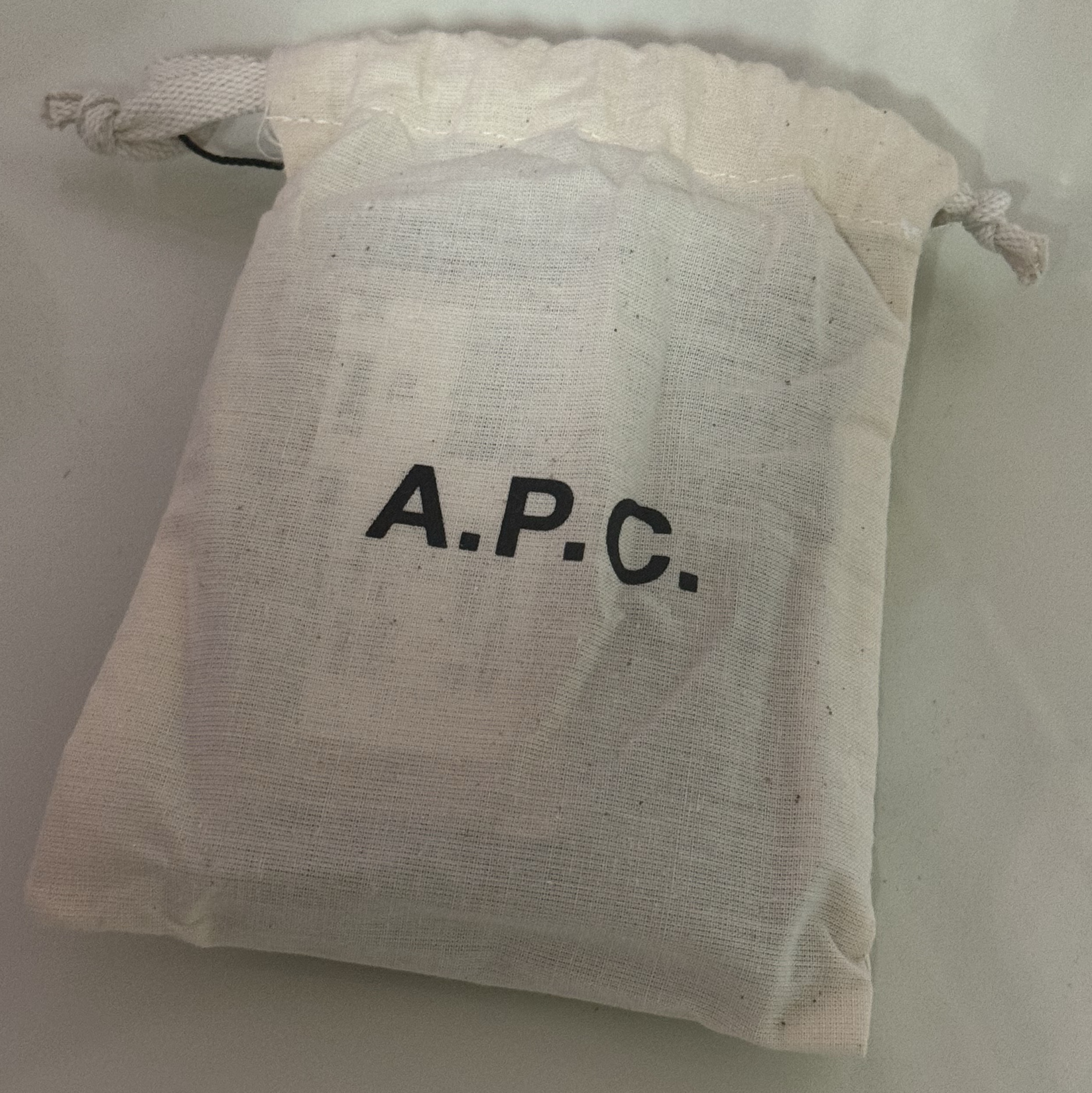 A.P.C. Geneva Business Card Holder Black 착용 스타일 - 4