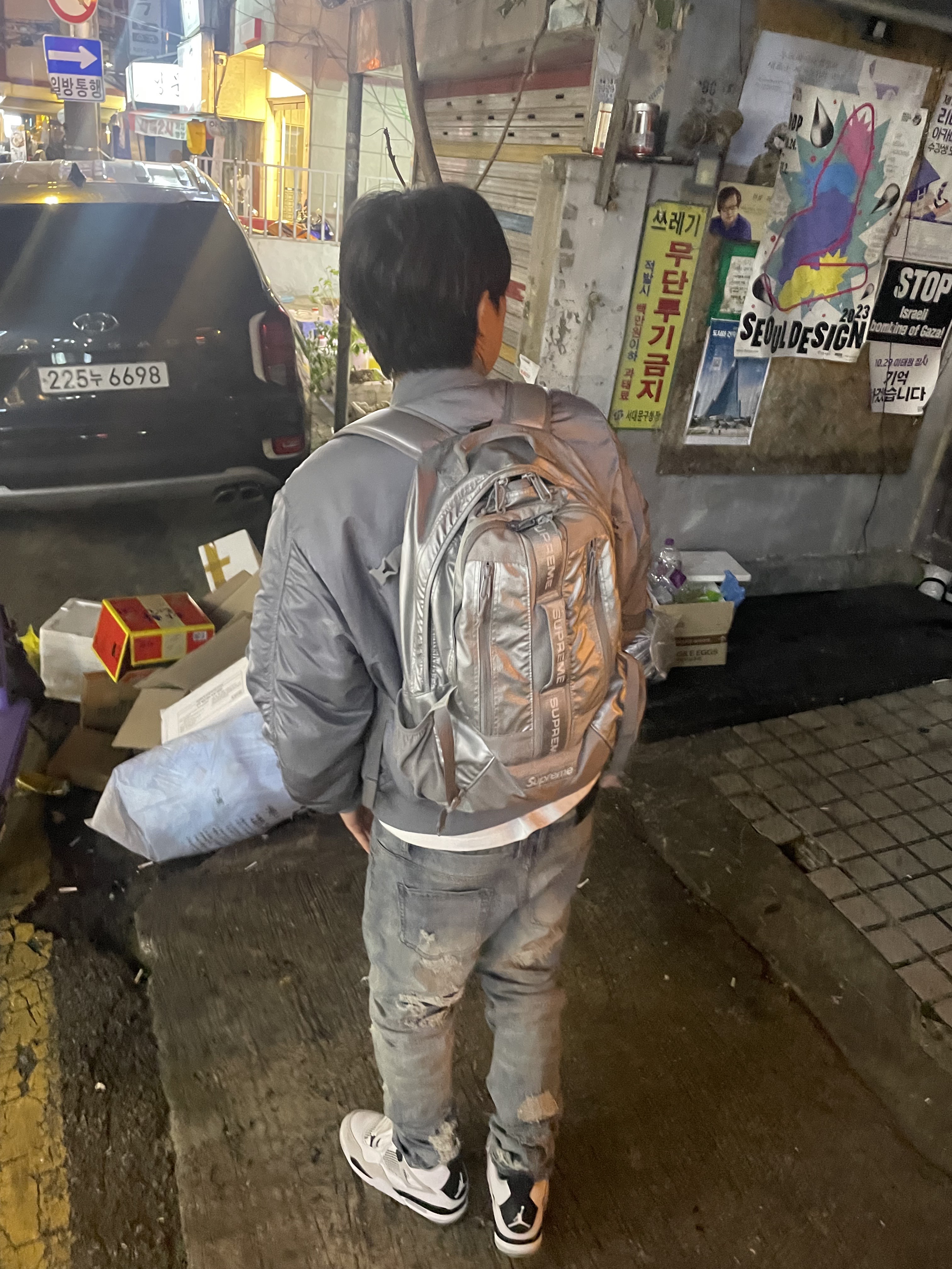 Supreme Backpack Silver - 22FW, Jordan 4 Retro White and Black 착용 스타일 - 3