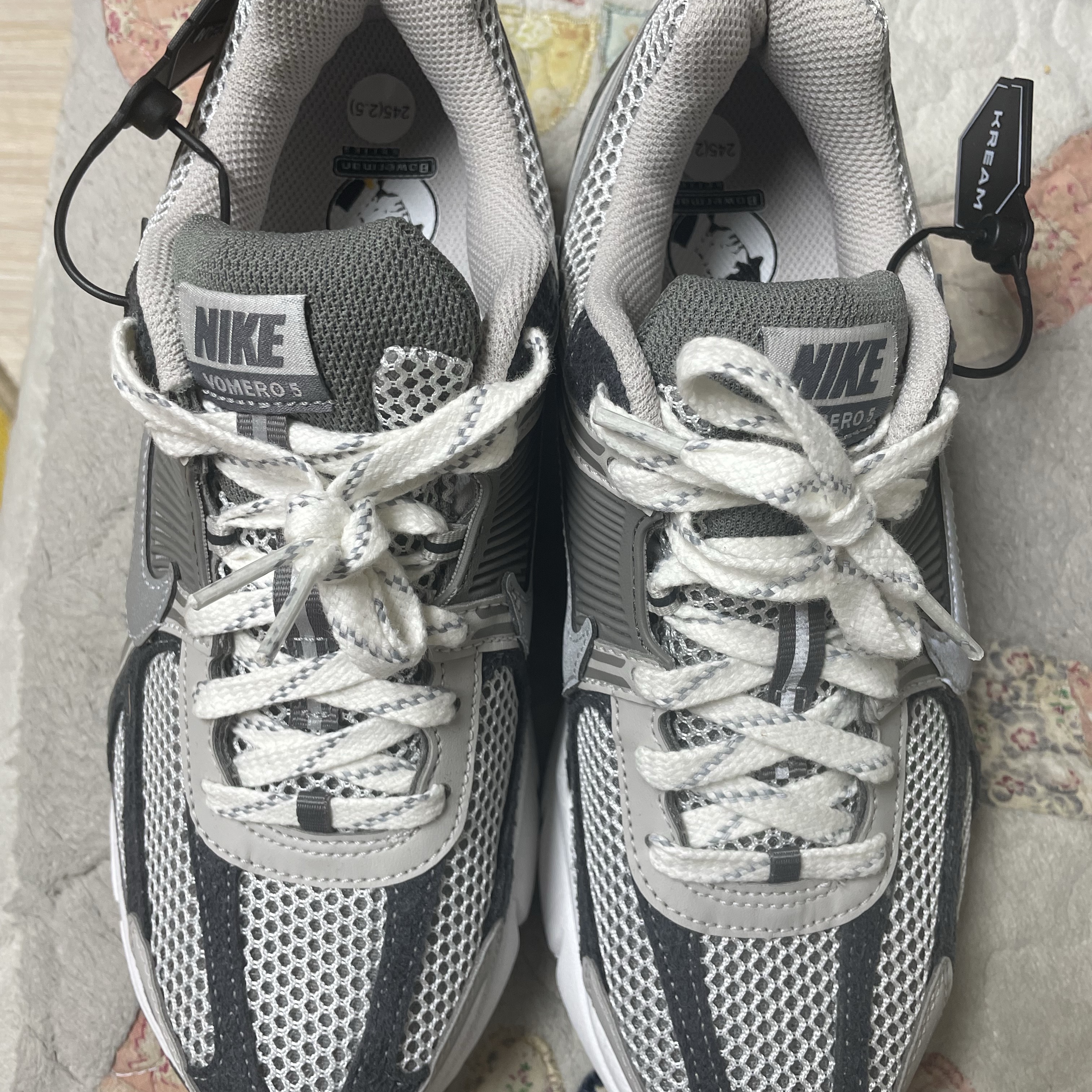 (W) Nike Zoom Vomero 5 Cobblestone and Flat Pewter 착용 스타일 - 1