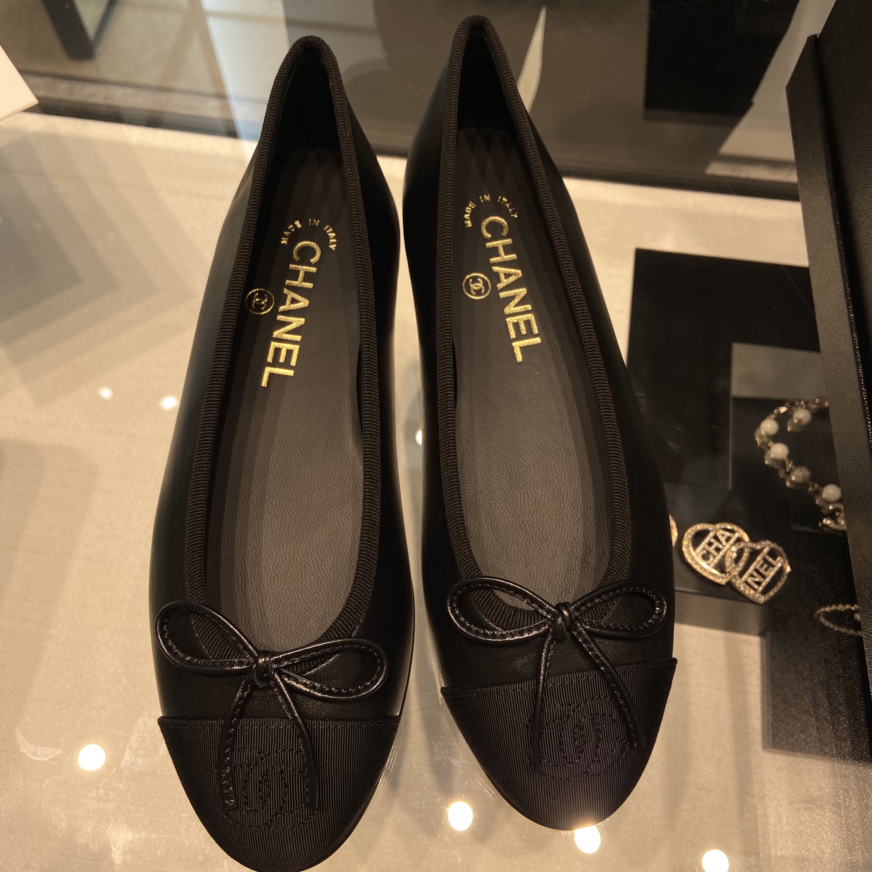 (W) Chanel Ballerina Flat Calfskin Grosgrain & Black 착용 스타일