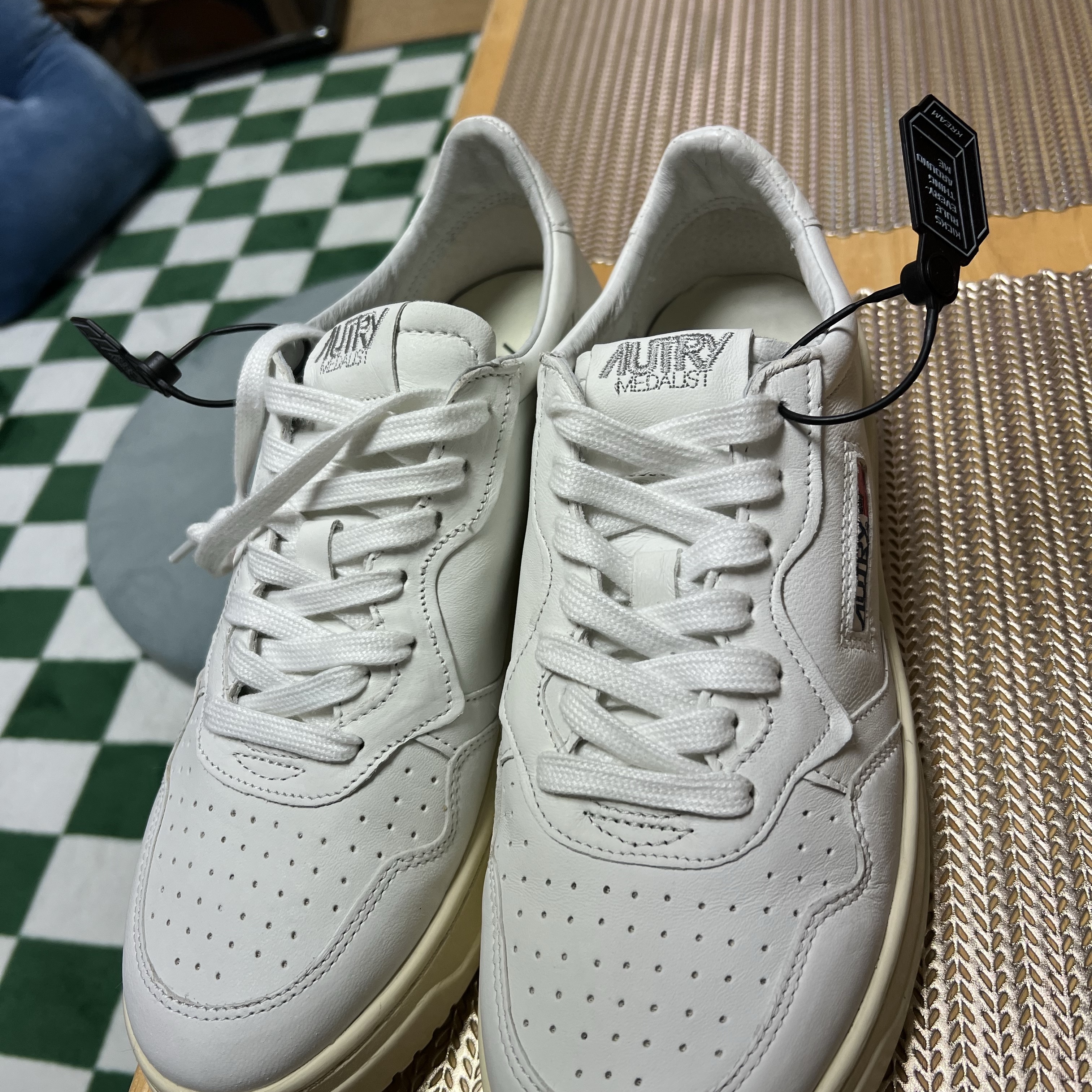 Autry Medalist Low Goatskin Sneakers White 착용 스타일